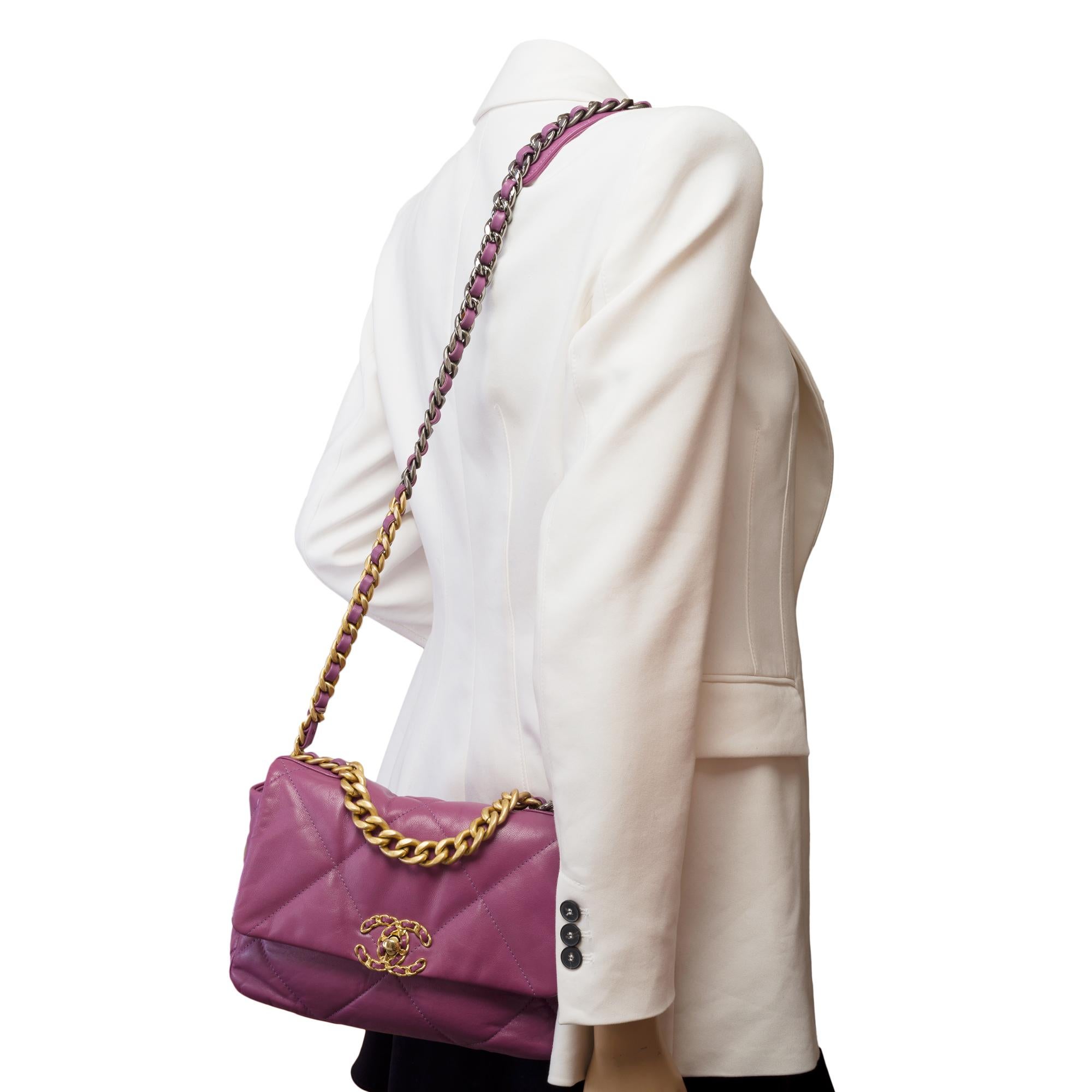 Superbe sac à bandoulière Chanel 19 en cuir matelassé violet, or mat et SHW en vente 9