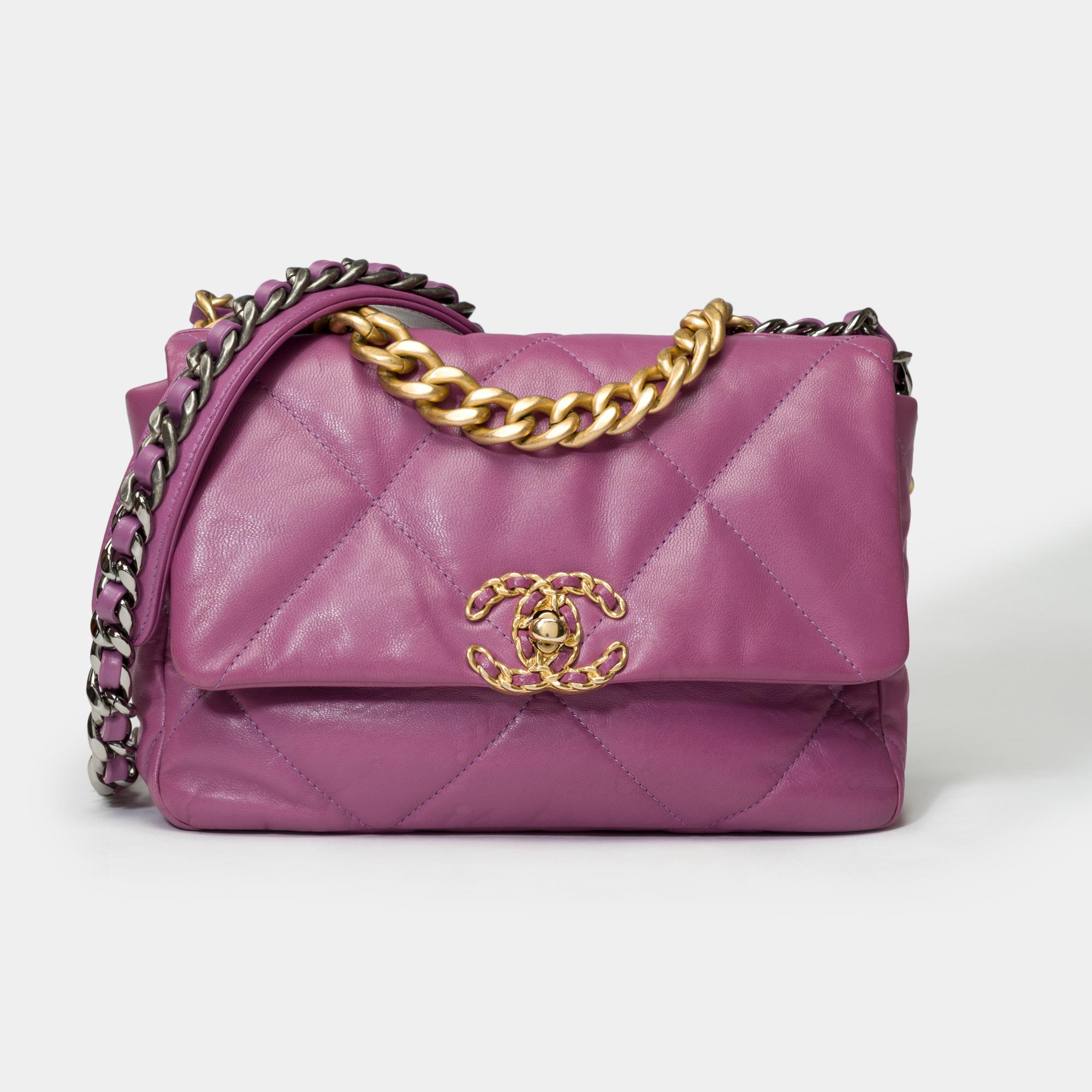 Sublime sac à bandoulière Chanel 19 en cuir matelassé violet, garniture en métal doré et argenté, poignée en métal doré vieilli, une anse en chaîne en métal doré et argenté entrelacée de cuir violet pour une bandoulière à main ou à l'épaule ou à