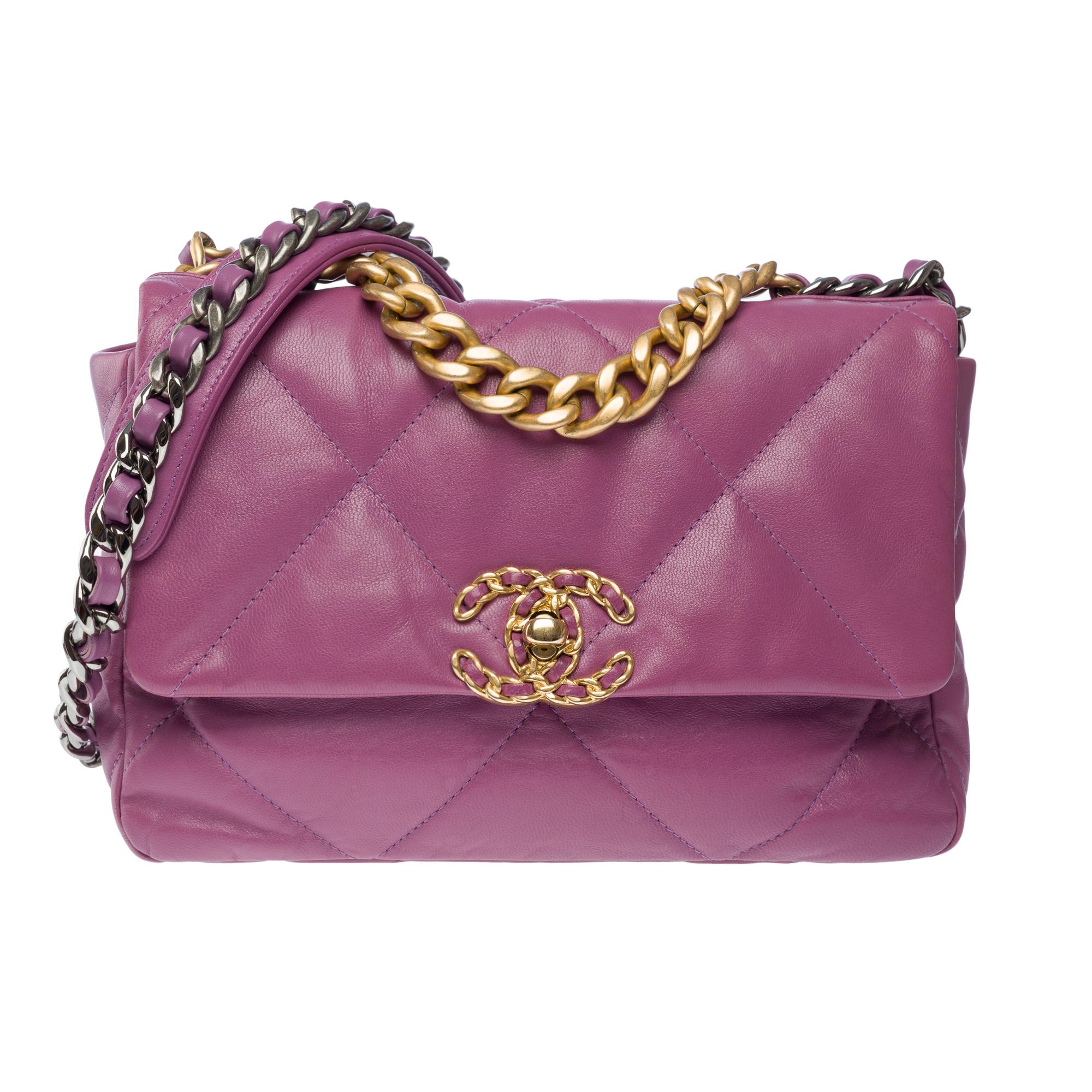 Stunning Chanel 19 shoulder bag in purple quilted leather , Matt gold and SHW In Excellent Condition For Sale In Paris, IDF