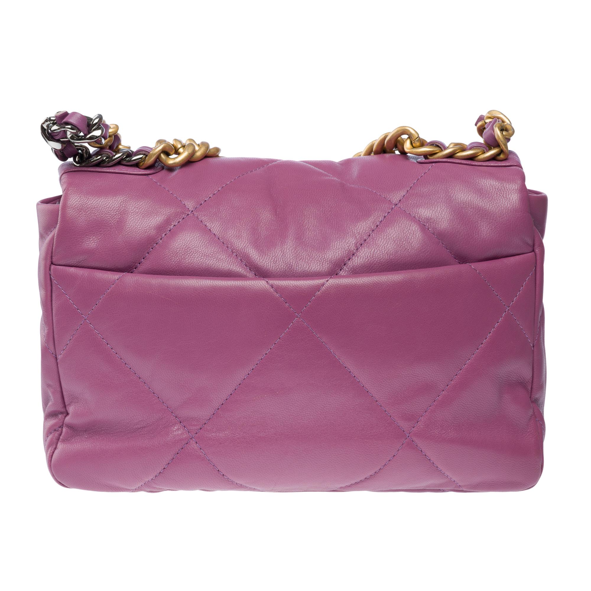 Superbe sac à bandoulière Chanel 19 en cuir matelassé violet, or mat et SHW Pour femmes en vente