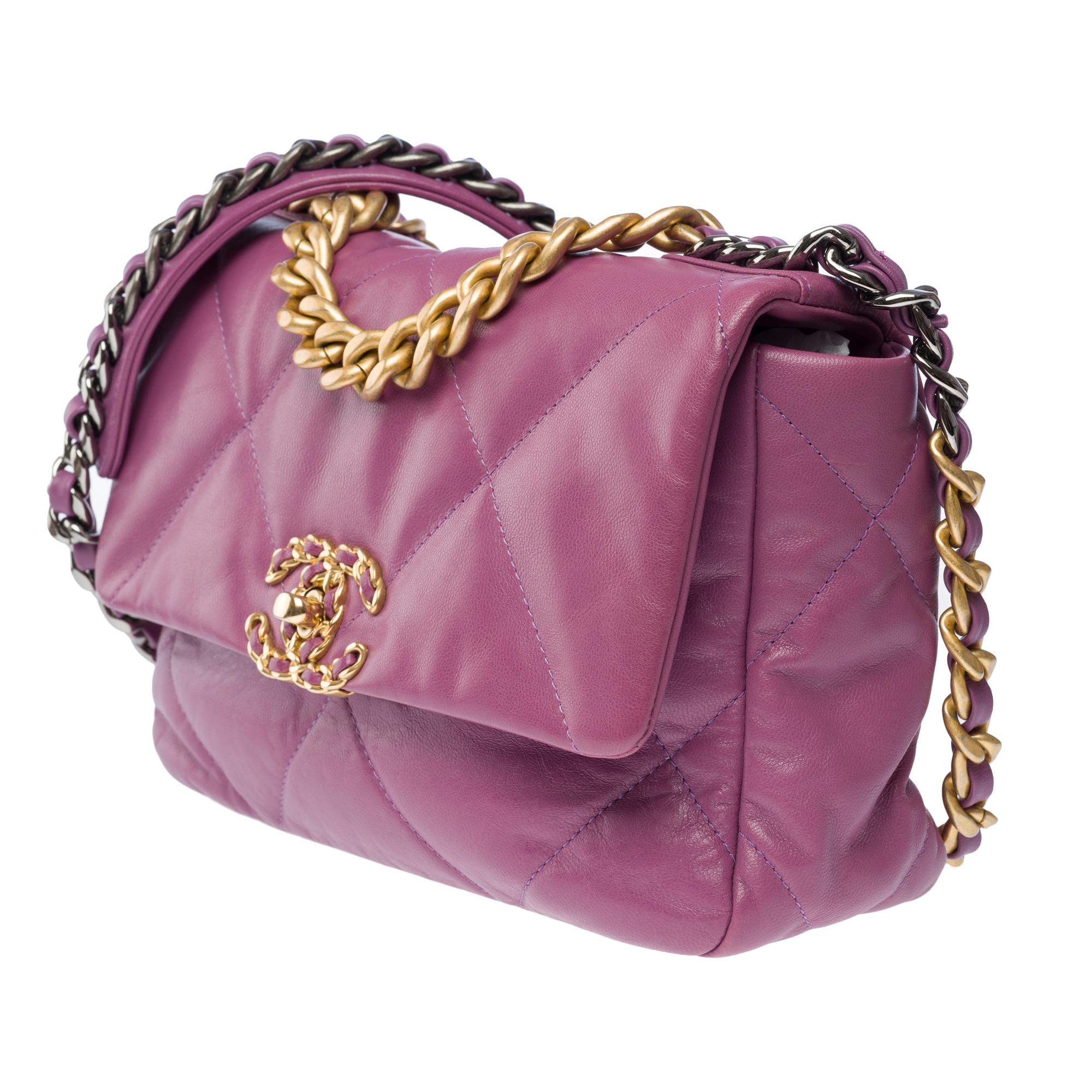 Superbe sac à bandoulière Chanel 19 en cuir matelassé violet, or mat et SHW en vente 1