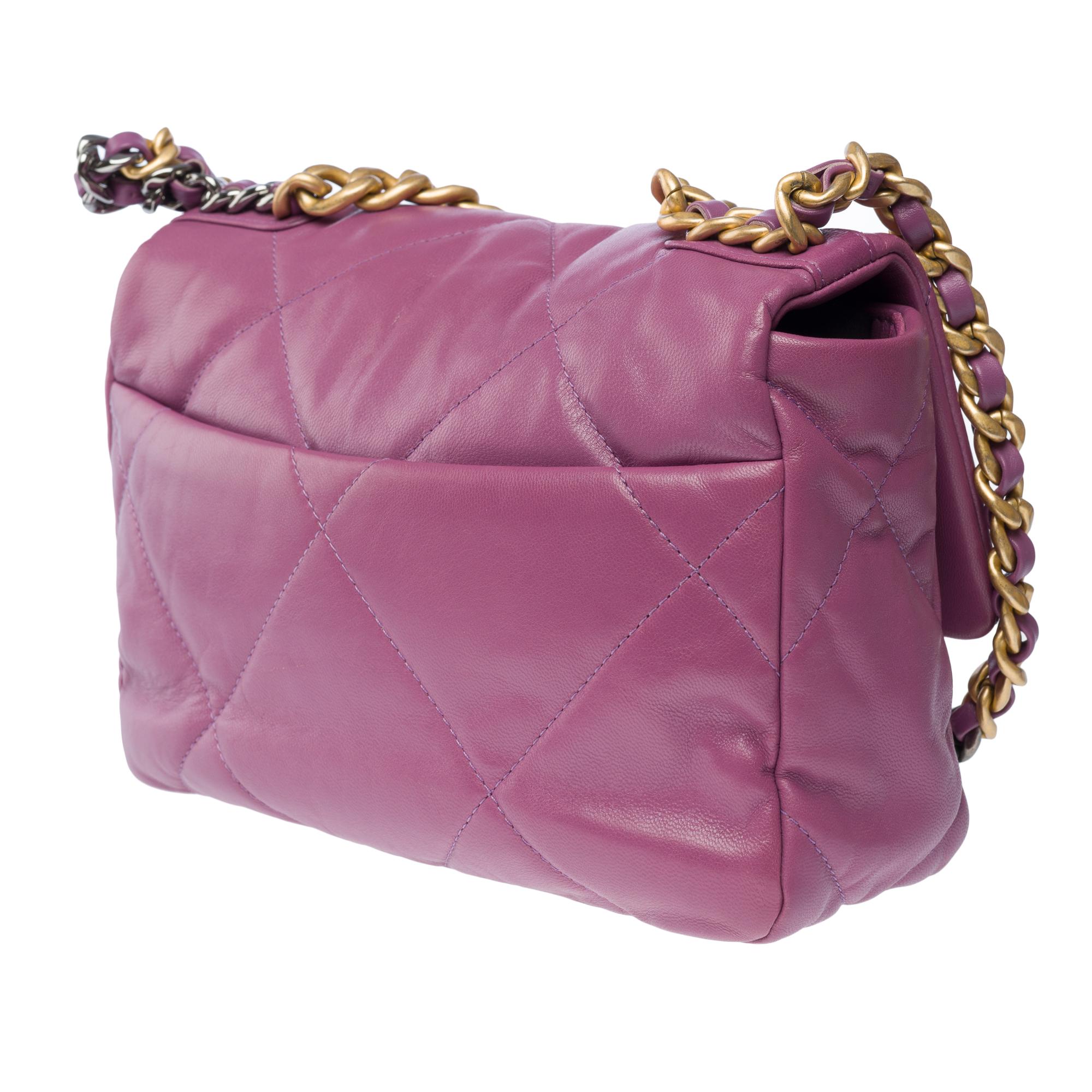 Superbe sac à bandoulière Chanel 19 en cuir matelassé violet, or mat et SHW en vente 2