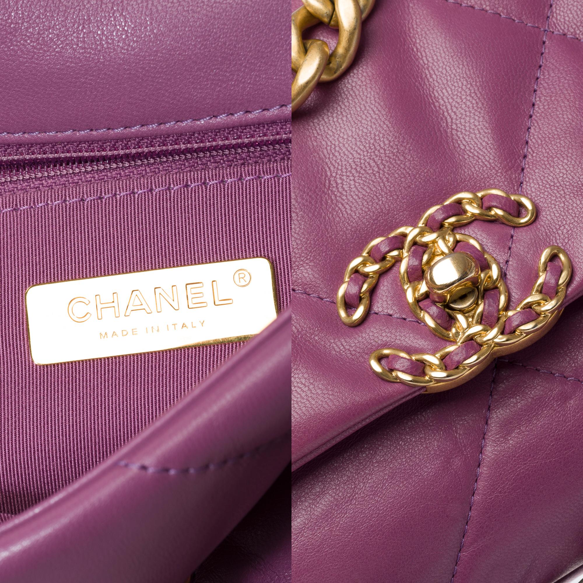 Superbe sac à bandoulière Chanel 19 en cuir matelassé violet, or mat et SHW en vente 3
