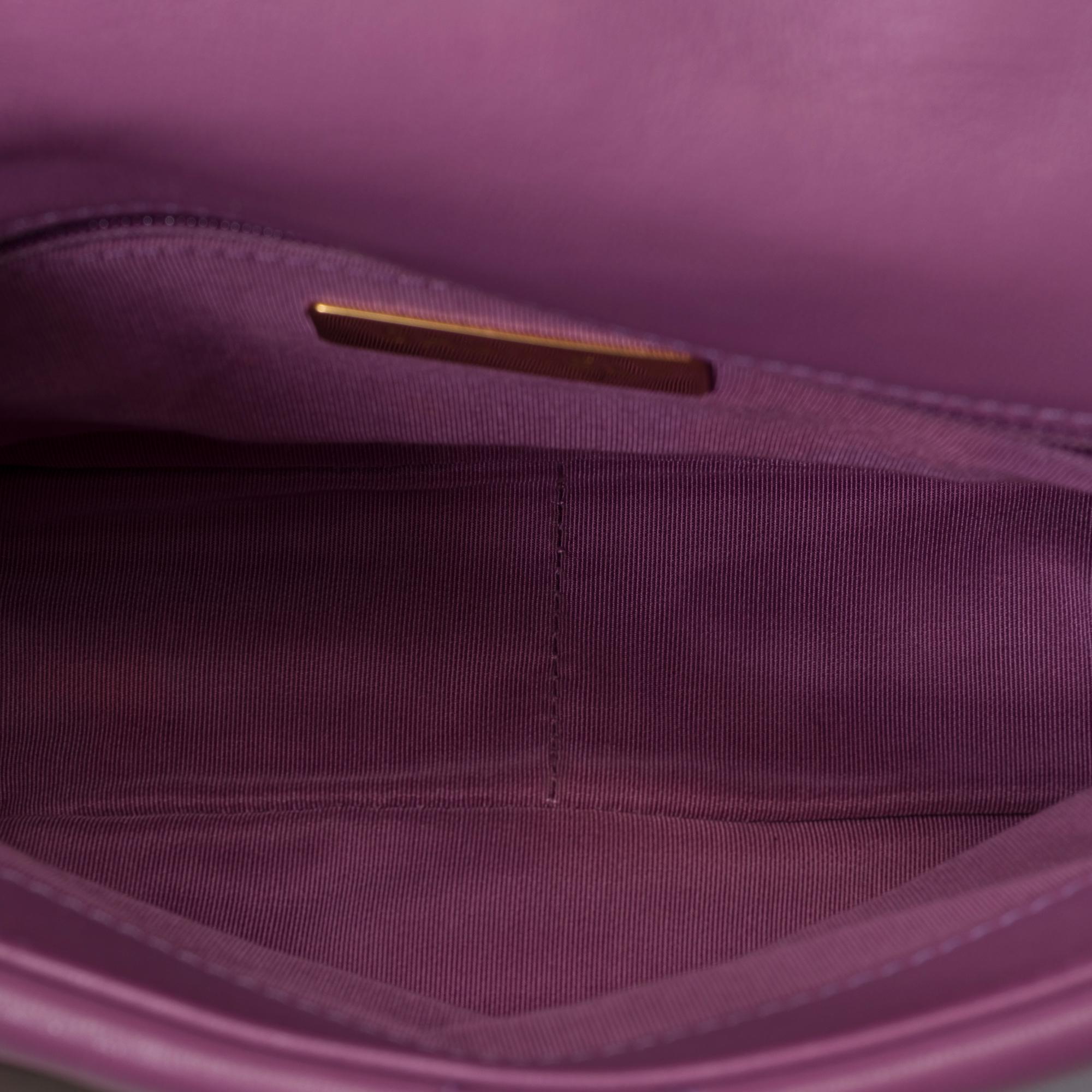Superbe sac à bandoulière Chanel 19 en cuir matelassé violet, or mat et SHW en vente 5