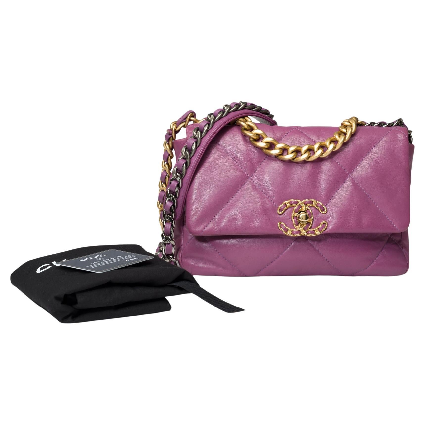Superbe sac à bandoulière Chanel 19 en cuir matelassé violet, or mat et SHW en vente