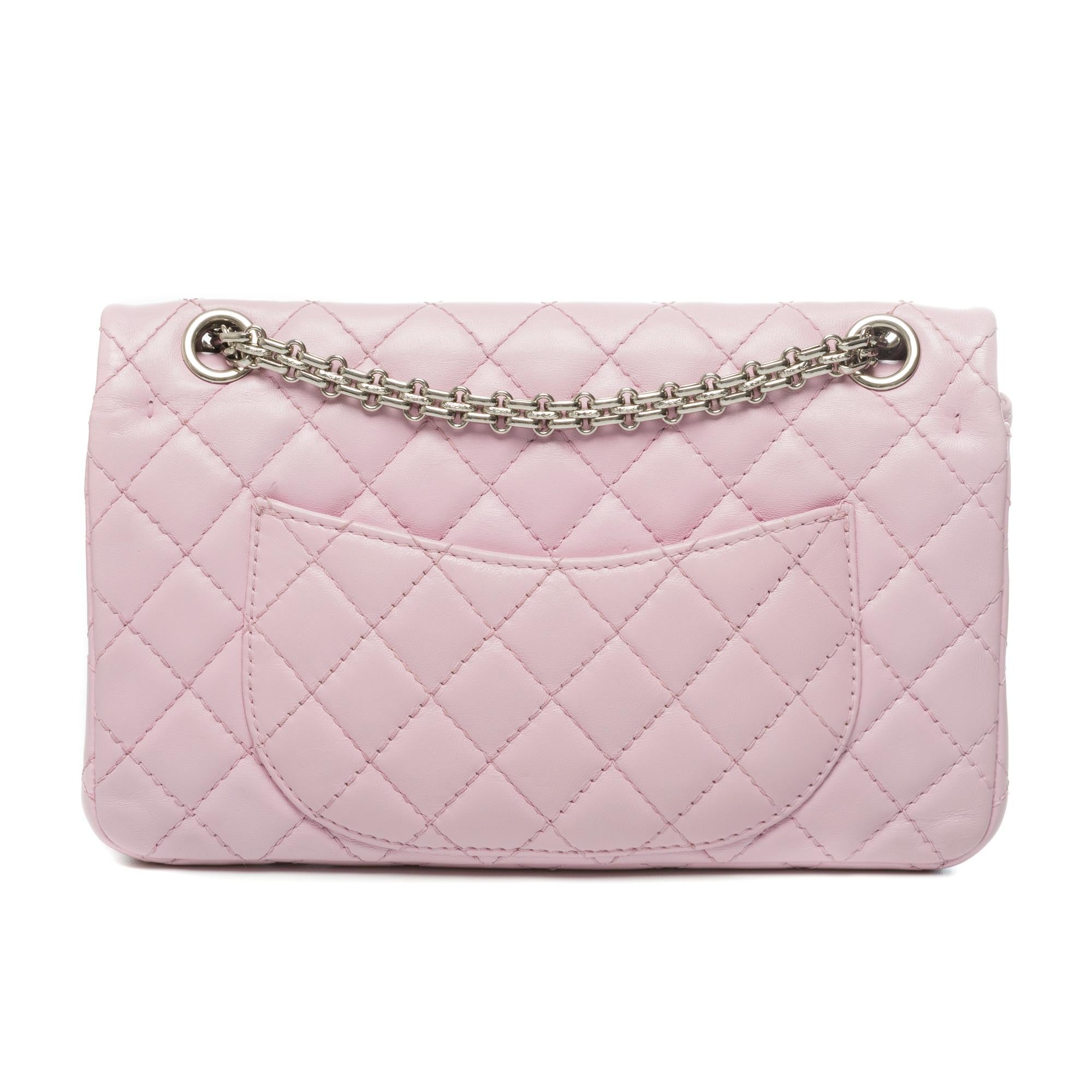 Beautiful Chanel 2.55 double flap shoulder bag in light pink quilted leather, silver metal hardware, a Mademoiselle silver metal chain handle allowing a shoulder or shoulder strap

2.55 silver metal closure on flap
A patch pocket on the back of the