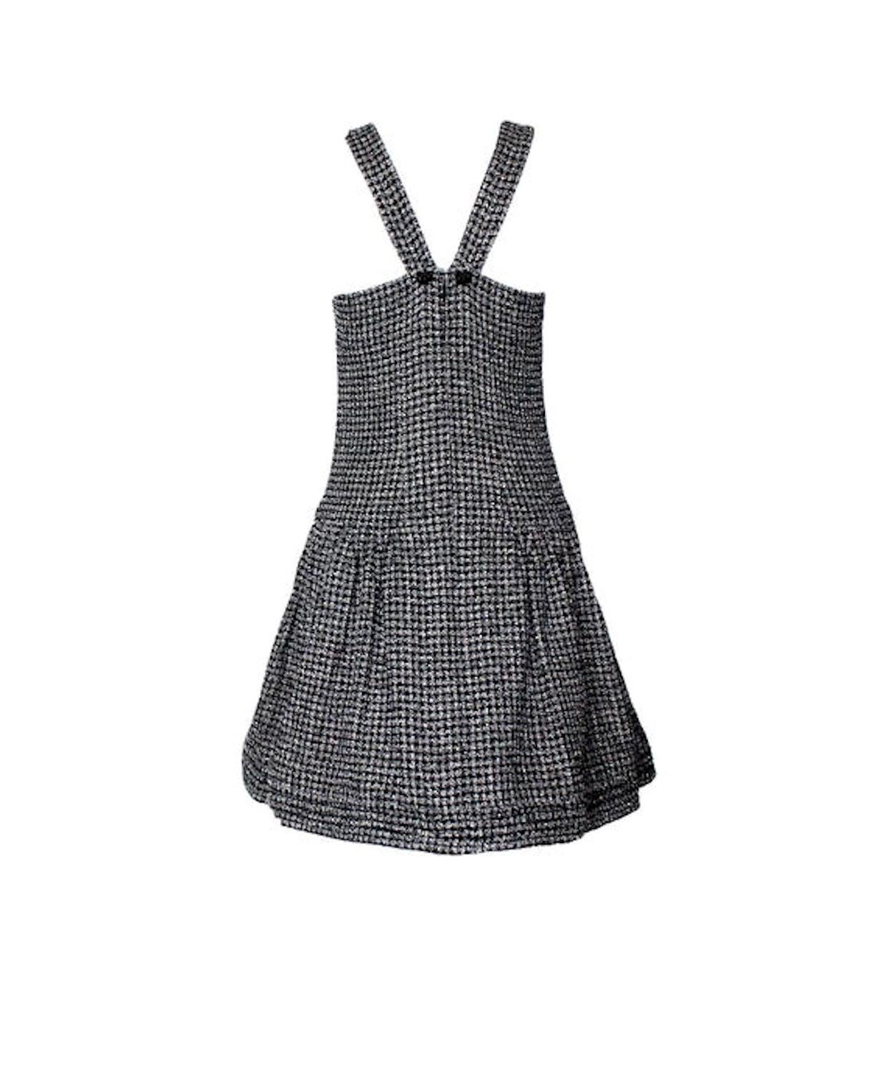 Wunderschönes Kleid von Chanel
Hergestellt aus exquisitem Tweed-Stoff von Maison Lesage für Chanel
Das Kleid hat einen Rundhalsausschnitt und einen weiten Rock mit Falten
Zwei versteckte Taschen
Dekorativer Rücken mit zwei edlen CC