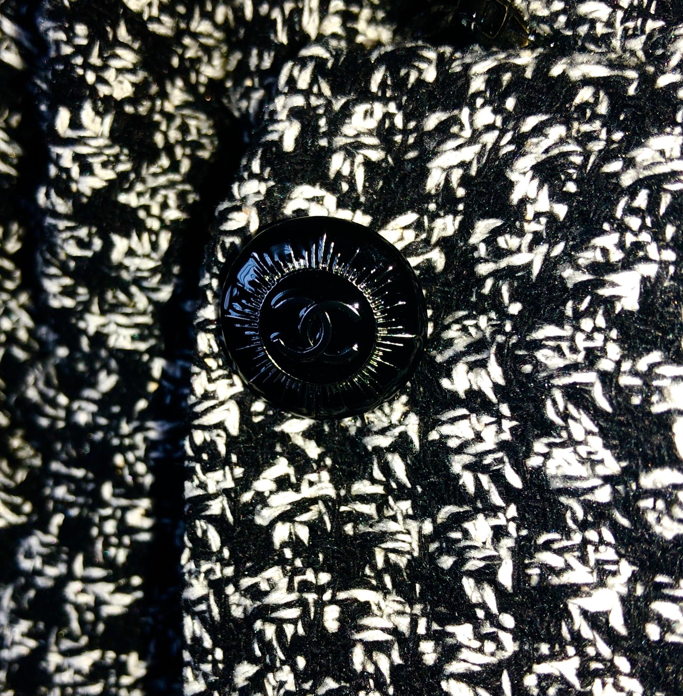 UNGEWONN Chanel Signature Monochrome geflochtenes Tweed-Kleid (Schwarz)