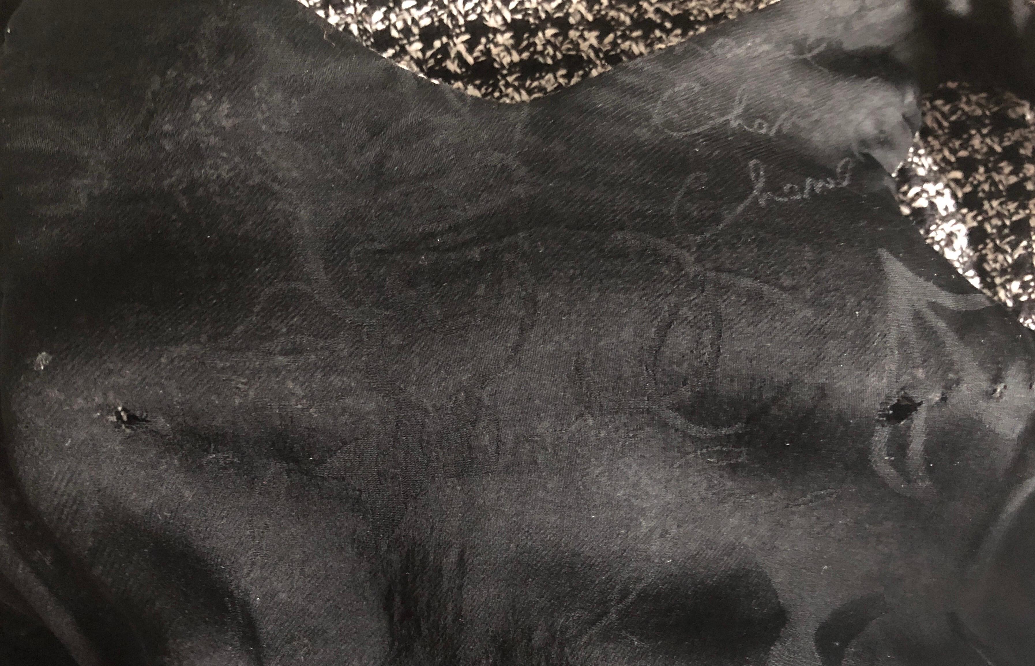 UNGEWONN Chanel Signature Monochrome geflochtenes Tweed-Kleid im Zustand „Gut“ in Switzerland, CH
