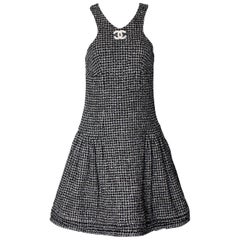 UNGEWONN Chanel Signature Monochrome geflochtenes Tweed-Kleid
