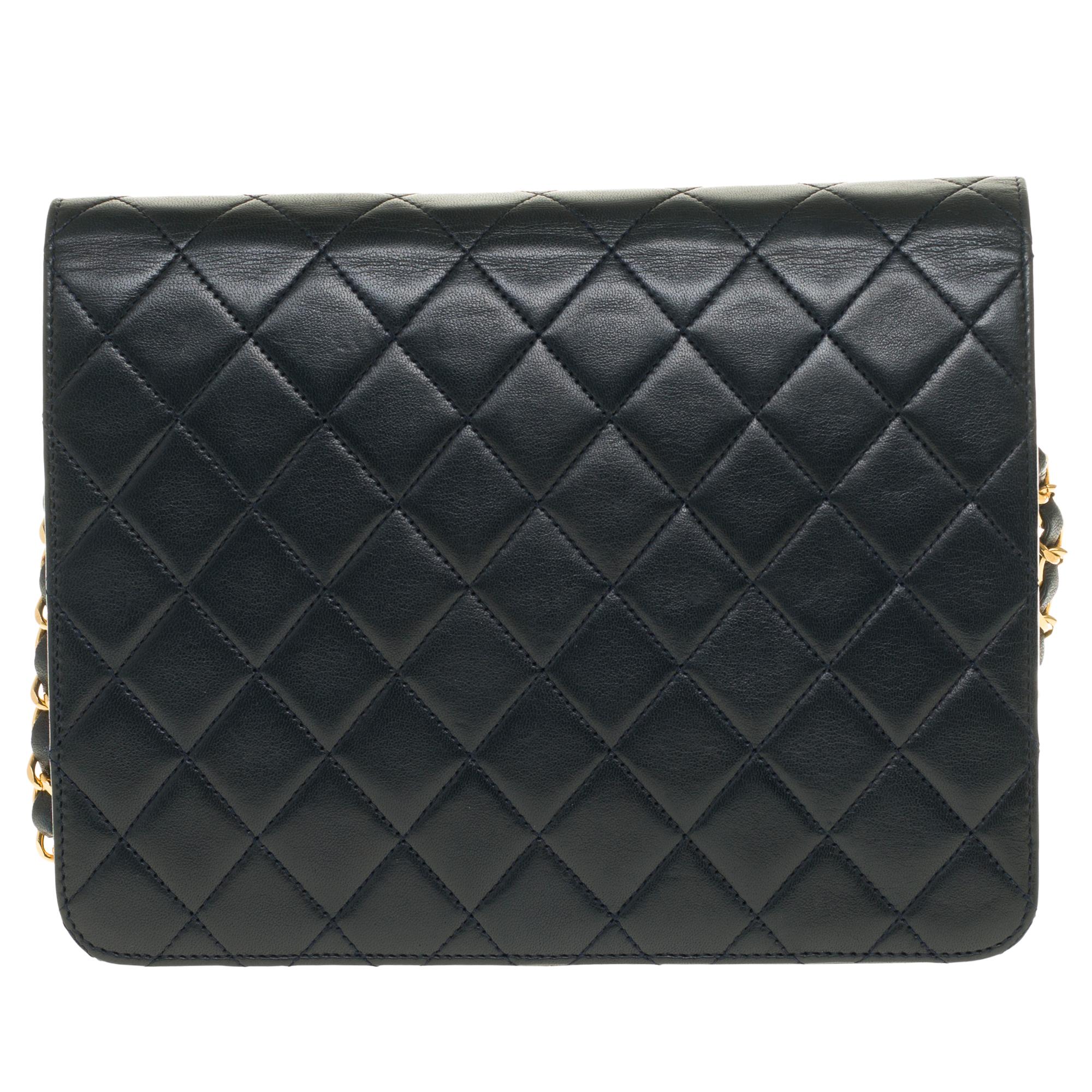 Chic Chanel Classique shoulder bag in black quilted leather, gold plated metal trim (24k plated), a gold plated metal chain handle intertwined with black leather allowing a shoulder or shoulder strap.

Gilded metal logo closure on flap.
Lining in