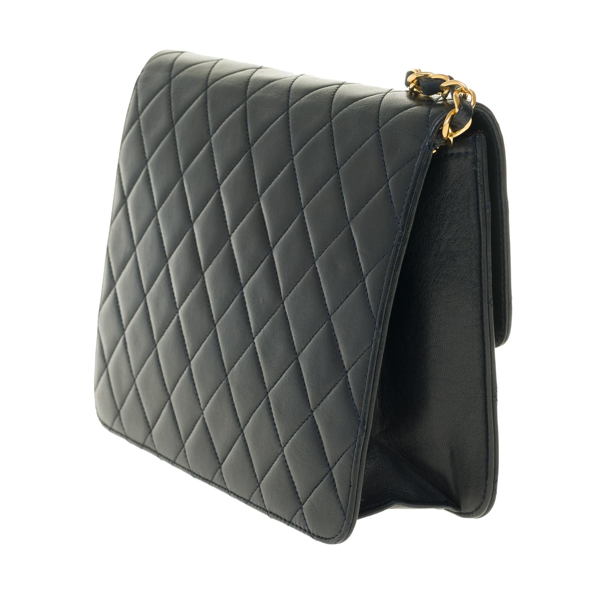 Stunning Chanel Classic handbag in black quilted lambskin with gold hardware In Good Condition In Paris, IDF