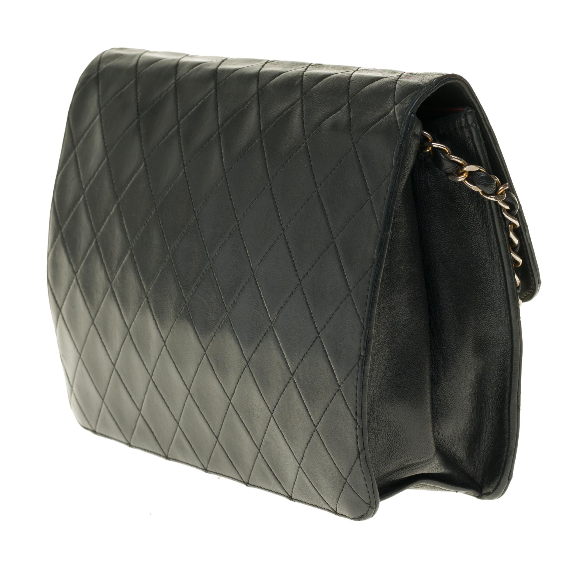Stunning Chanel Classic handbag in black quilted lambskin with gold hardware In Good Condition In Paris, IDF