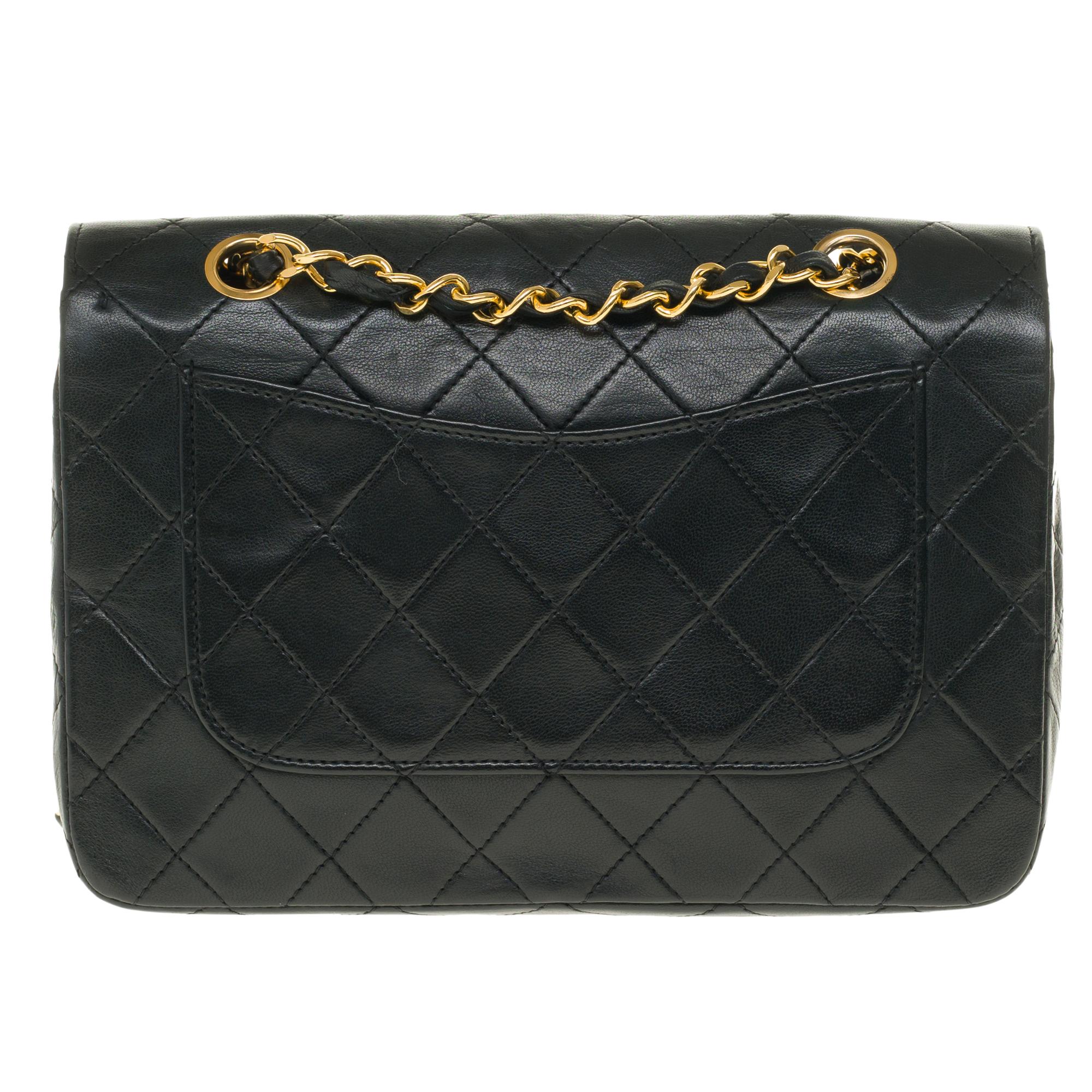 Chic Chanel Classique shoulder bag in black quilted leather, gold plated metal trim (24k plated), a gold plated metal chain handle intertwined with black leather allowing a shoulder or shoulder strap.

Gilded metal logo closure on flap.
A patch