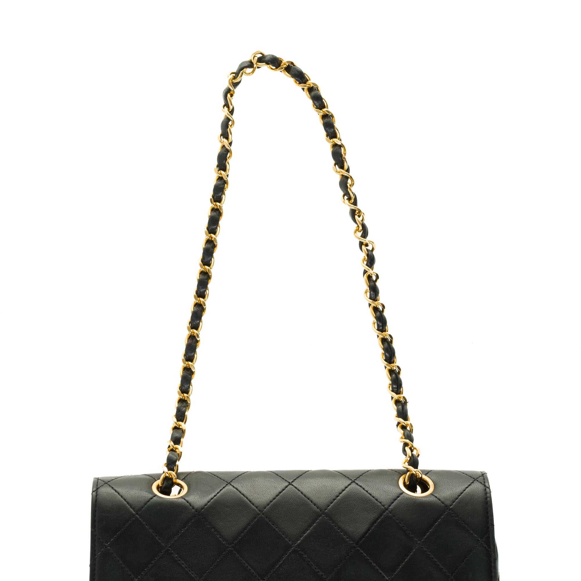 Women's Stunning Chanel Classic Shoulder bag in black quilted lambskin and gold hardware