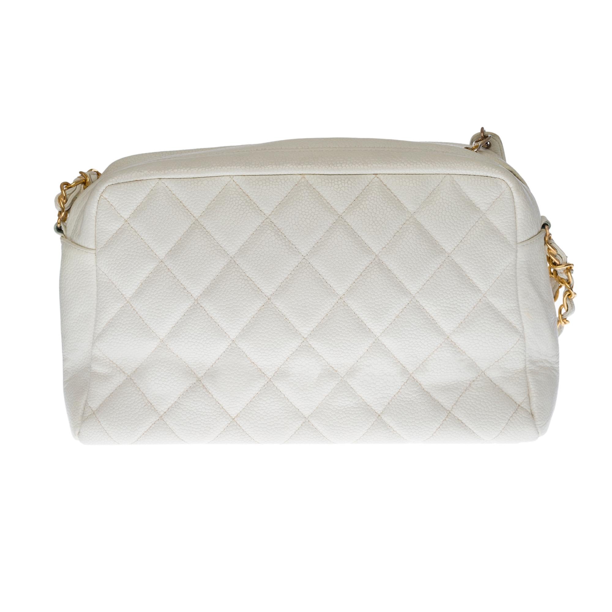 Stunning Chanel Classic shoulder bag in white caviar quilted leather, gold-tone metal hardware, double chain handle in gold-tone metal intertwined with white leather allowing a hand, shoulder or shoulder strap
White leather lining, 1 zip pocket, 1