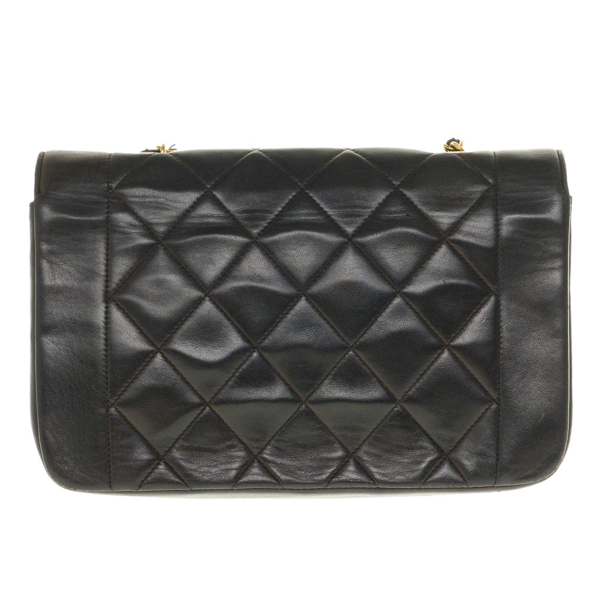 Very Classy Chanel Diana shoulder bag in black quilted leather, gold-tone metal hardware, a gold-tone metal chain handle intertwined with black leather for a shoulder or shoulder strap.

Gilded metal logo closure on flap.
Lining in black leather, a