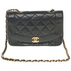 Superbe sac à bandoulière Chanel Diana en cuir d'agneau matelassé noir avec détails dorés