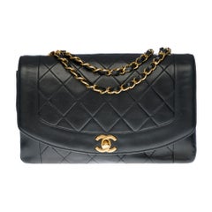 Superbe sac à bandoulière Diana de Chanel en cuir matelassé noir avec matériel doré