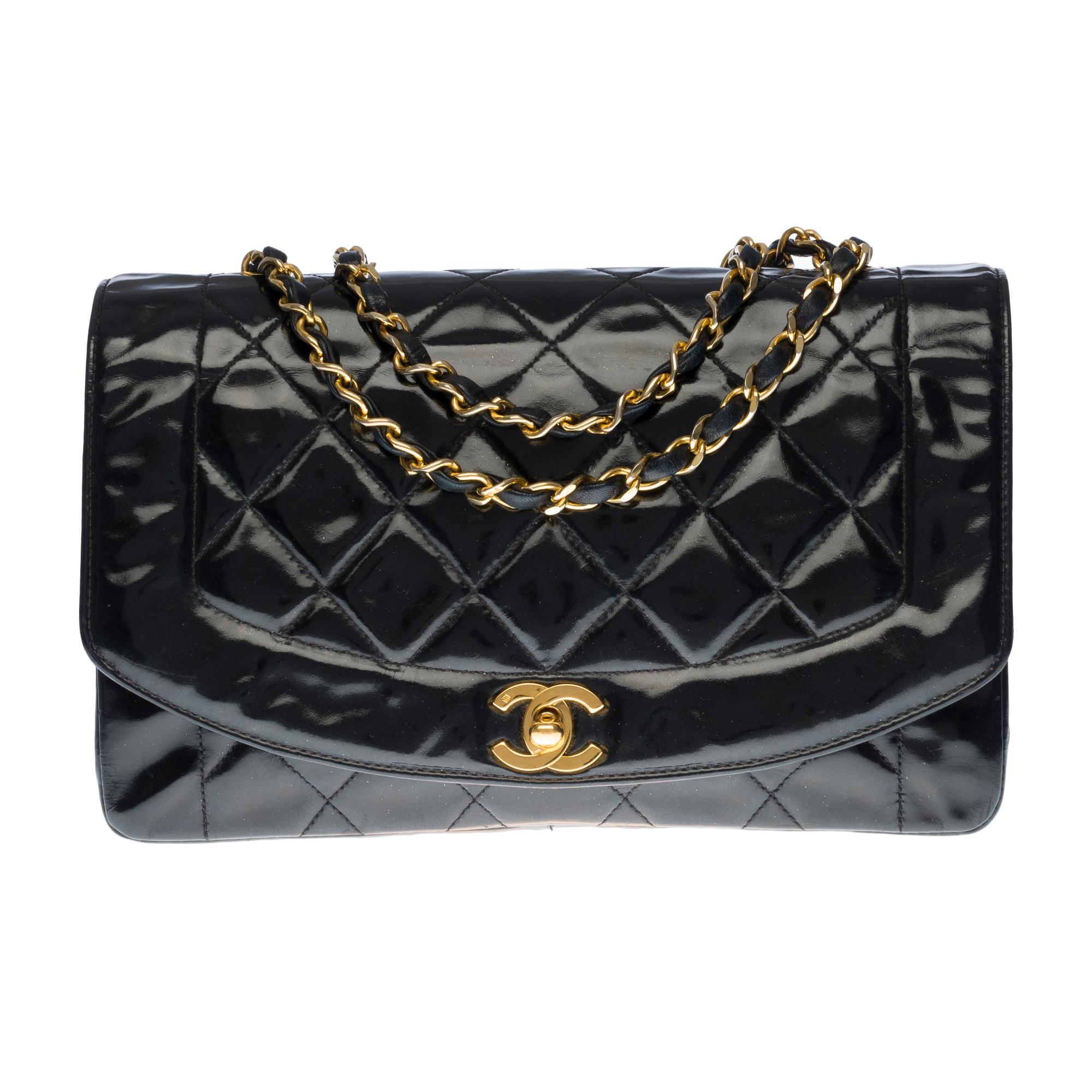 Chic Chanel Diana shoulder bag in black quilted patent leather, gold-tone metal hardware, a gold-tone metal chain handle intertwined with black leather allowing a shoulder or shoulder strap.

Gilded metal logo closure on flap.
Lining in black