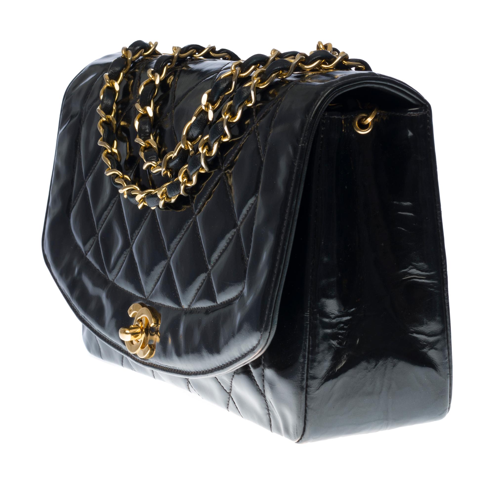 Stunning Chanel Diana Shoulder bag in black quilted patent leather and GHW In Good Condition In Paris, IDF