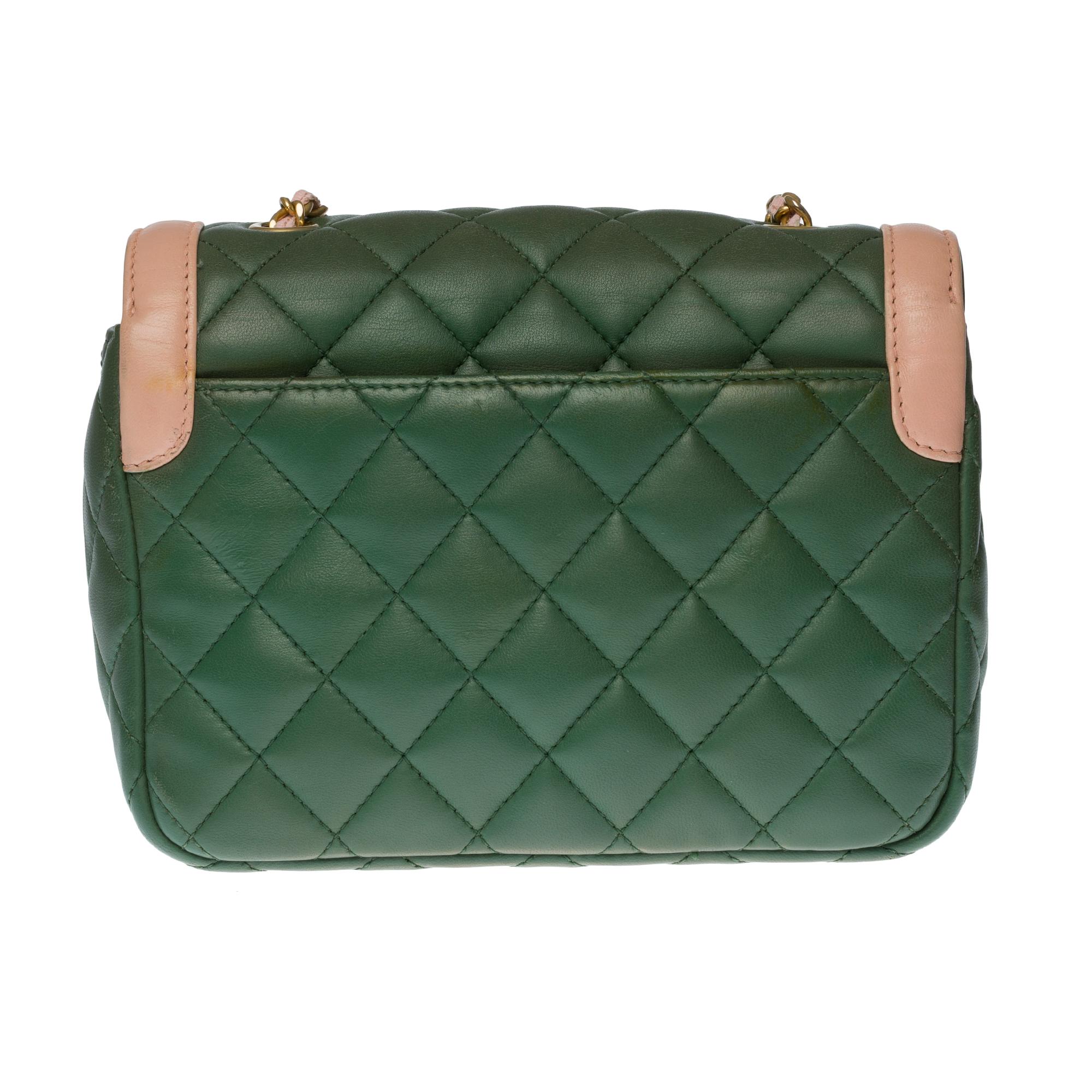Splendid & Rare Chanel Diana two-tone bag single flap in Olive Green & Pink quilted leather , gold metal hardware, golden metal handle intertwined with pink leather allowing a hand, shoulder or shoulder strap.
Quilted flap closure, gold metal CC