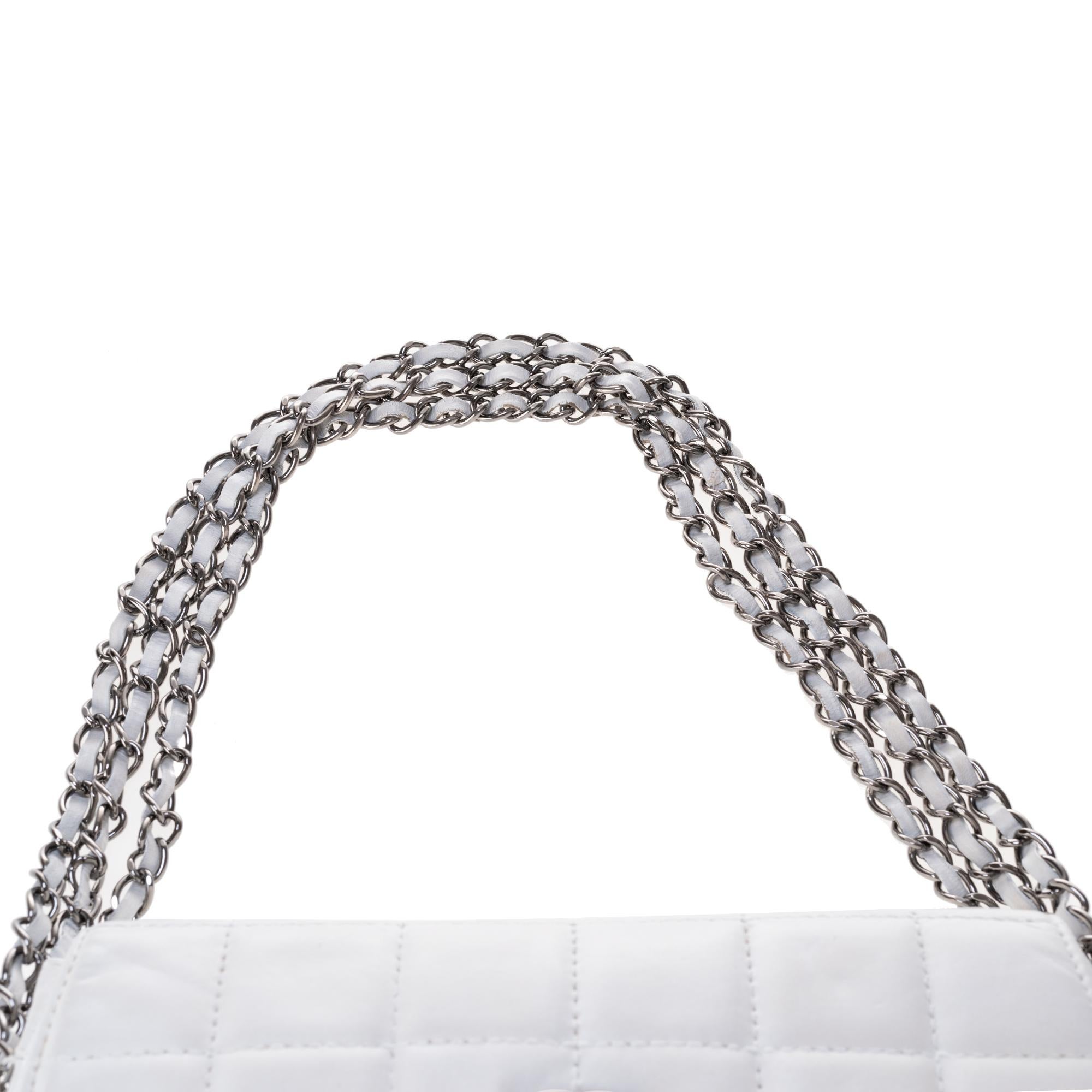 Stunning Chanel Handbag in white quilted lambskin & triple silver chain ! 2