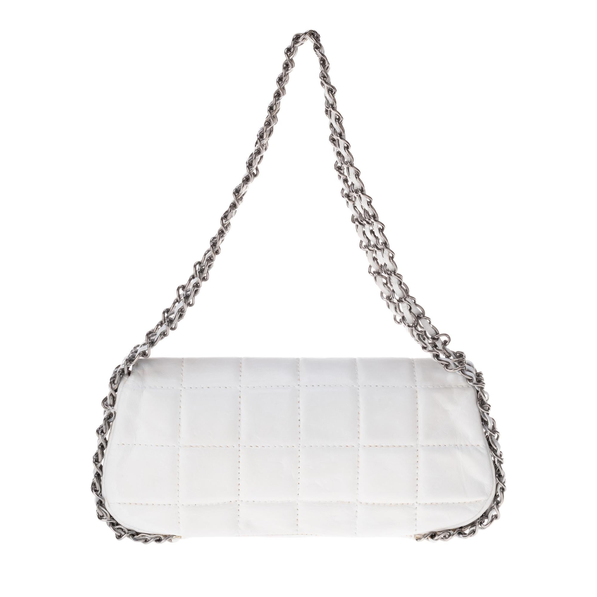 Beautiful Chanel Parfums bag in white quilted lambskin, triple silver metal chain interlaced with white lambskin leather allowing carrying by hand or shoulder.
Silver metal CC-engraved closure on flap by silver metal turnstile.
Interior monogrammed