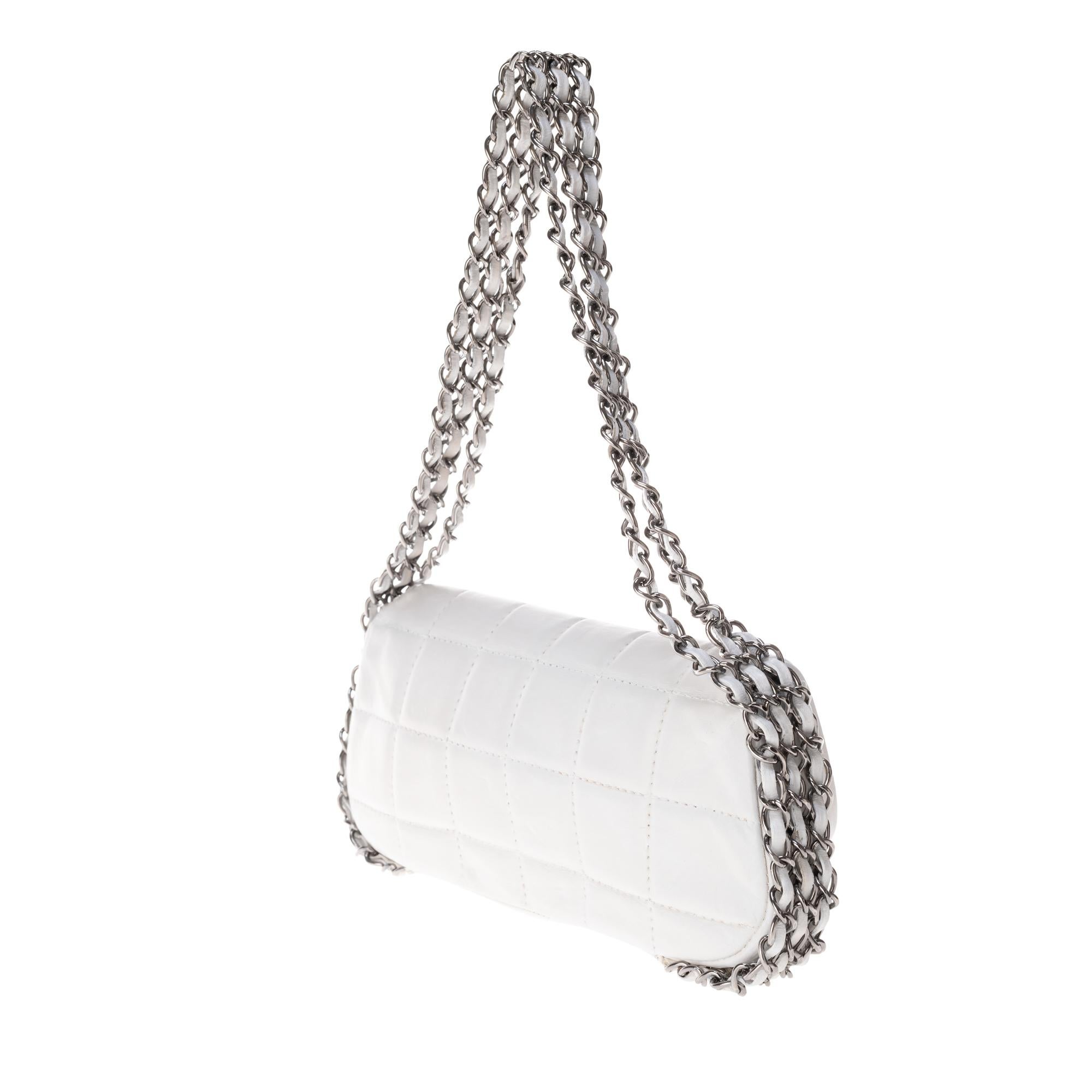 Stunning Chanel Handbag in white quilted lambskin & triple silver chain ! In Good Condition In Paris, IDF