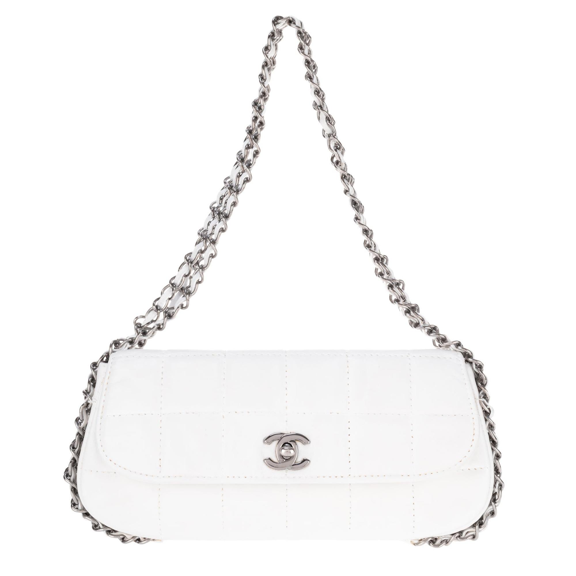 Stunning Chanel Handbag in white quilted lambskin & triple silver chain !