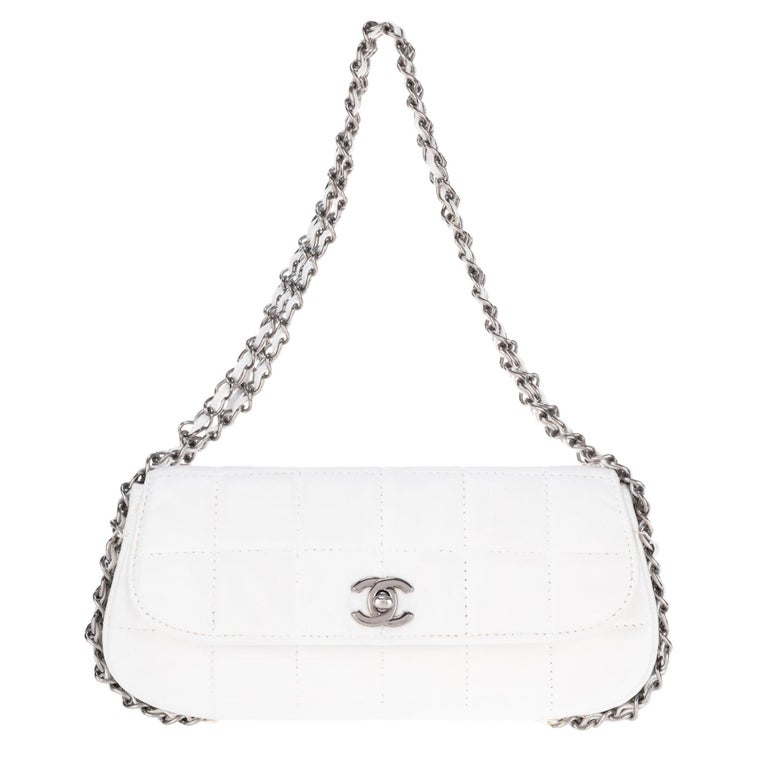 Stunning Chanel Handbag in white quilted lambskin and triple silver