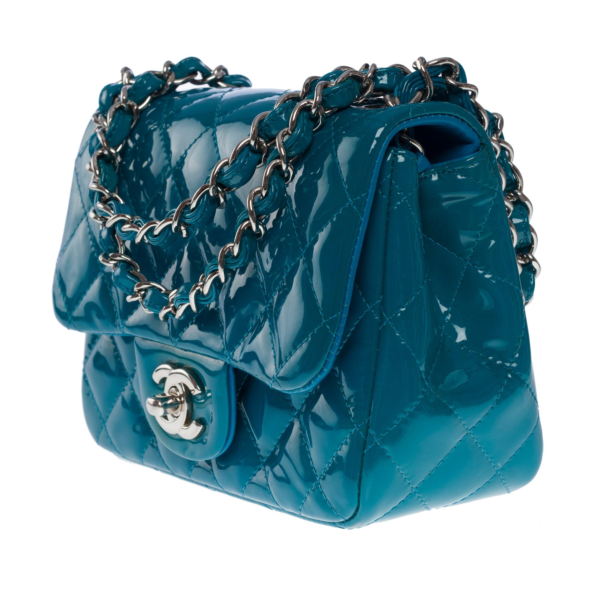 Splendida borsa a tracolla Chanel Mini Timeless in vernice trapuntata blu, SHW In condizioni buone in vendita a Paris, IDF