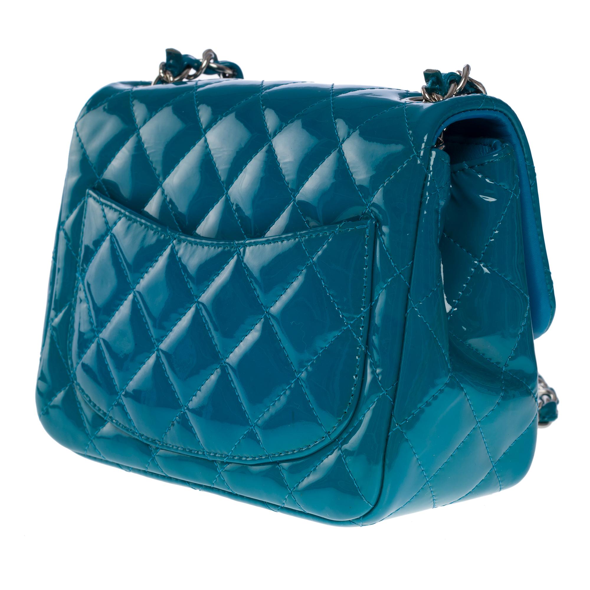 Donna Splendida borsa a tracolla Chanel Mini Timeless in vernice trapuntata blu, SHW in vendita