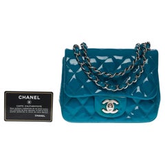 Atemberaubende Chanel Mini-Schultertasche aus blauem gestepptem Lackleder, SHW