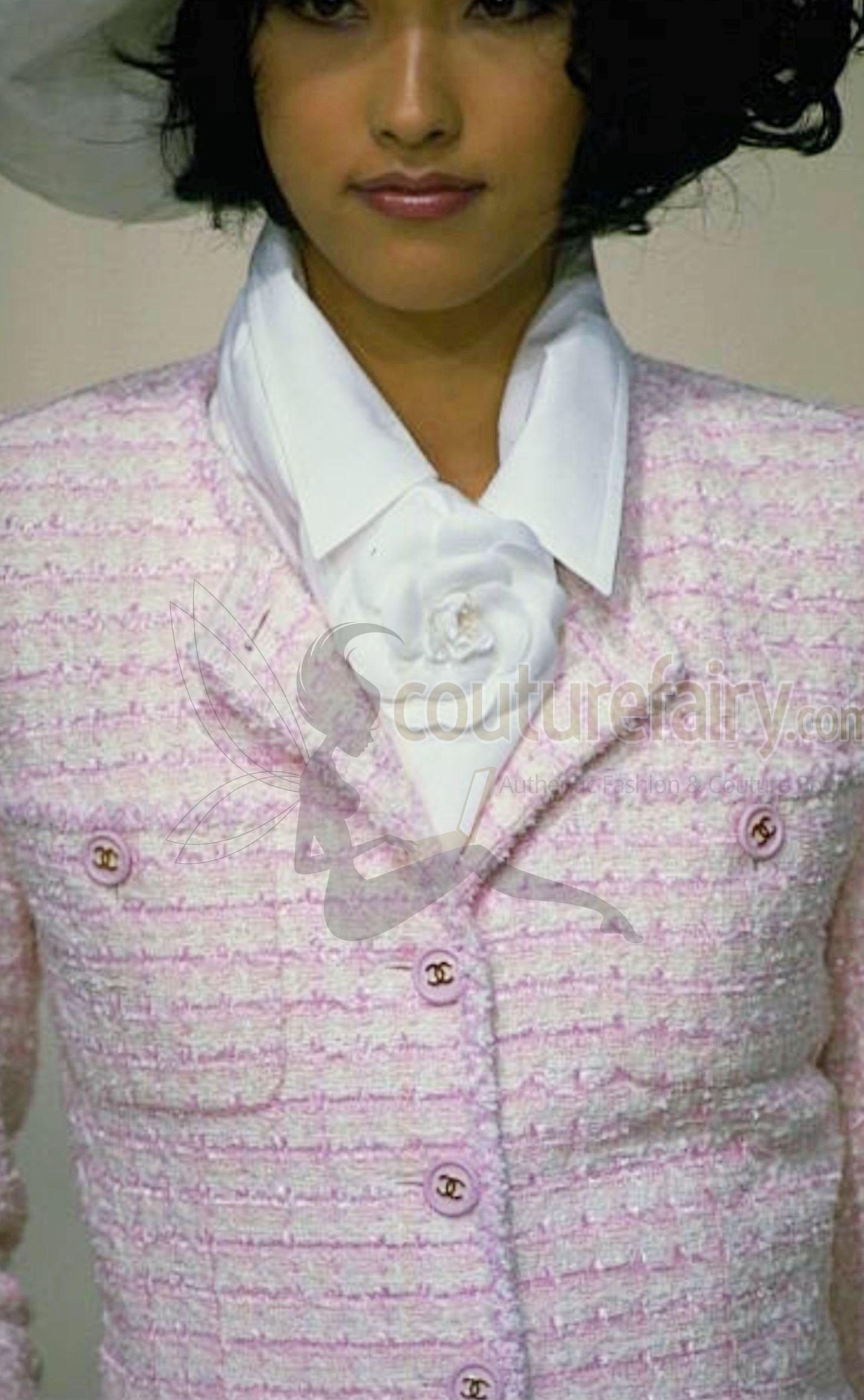 Chanel - Blazer boutonné en tweed rose Lesage avec logo CC en vente 7