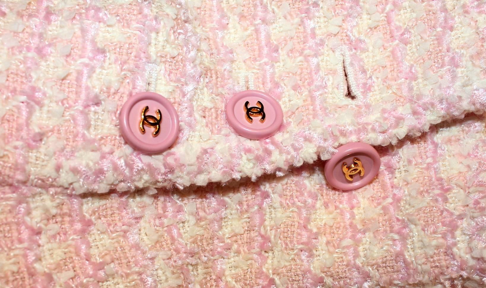 Supberbe CHANEL 1997 Pink Lesage Tweed CC Logo Button Jacket Blazer 42 For Sale 3