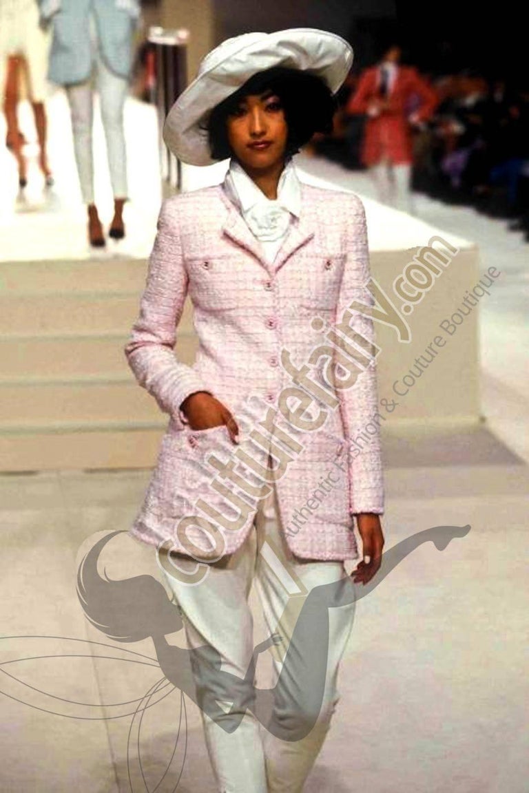 Supberbe CHANEL 1997 Pink Lesage Tweed CC Logo Button Jacket Blazer 42 For  Sale at 1stDibs