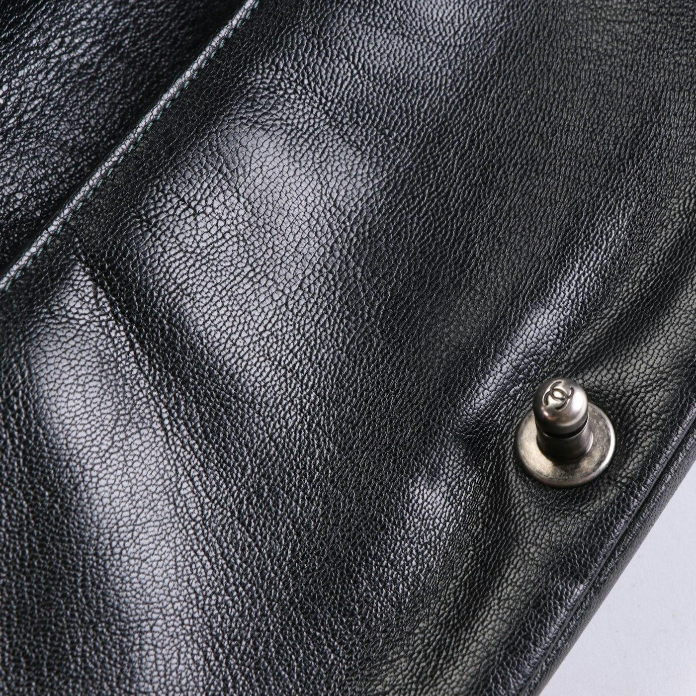 Stunning CHANEL Quilted Leather Medium Chain Boy Bag Purse For Sale 5