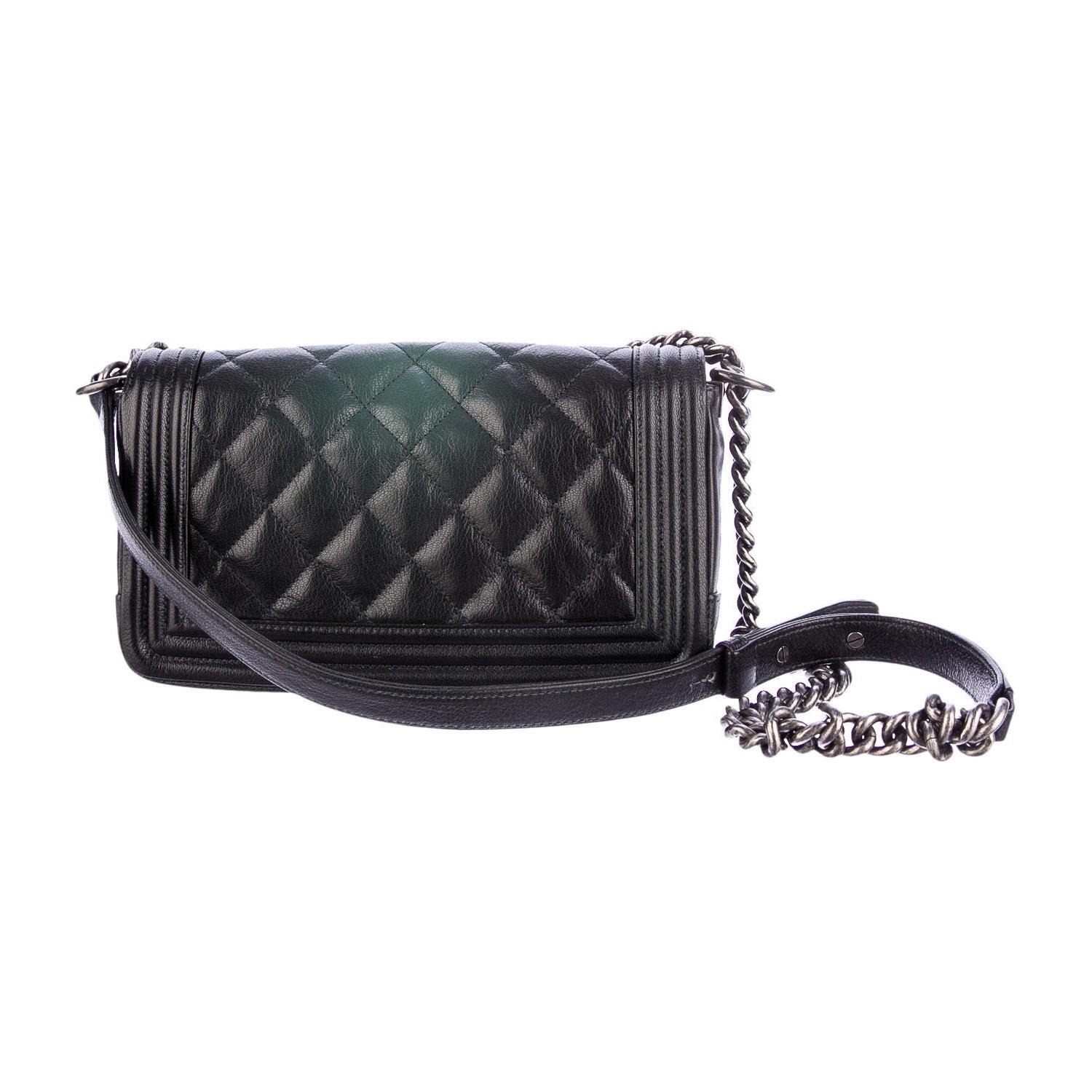 Stunning CHANEL Quilted Leather Medium Chain Boy Bag Purse In Good Condition For Sale In Leesburg, VA