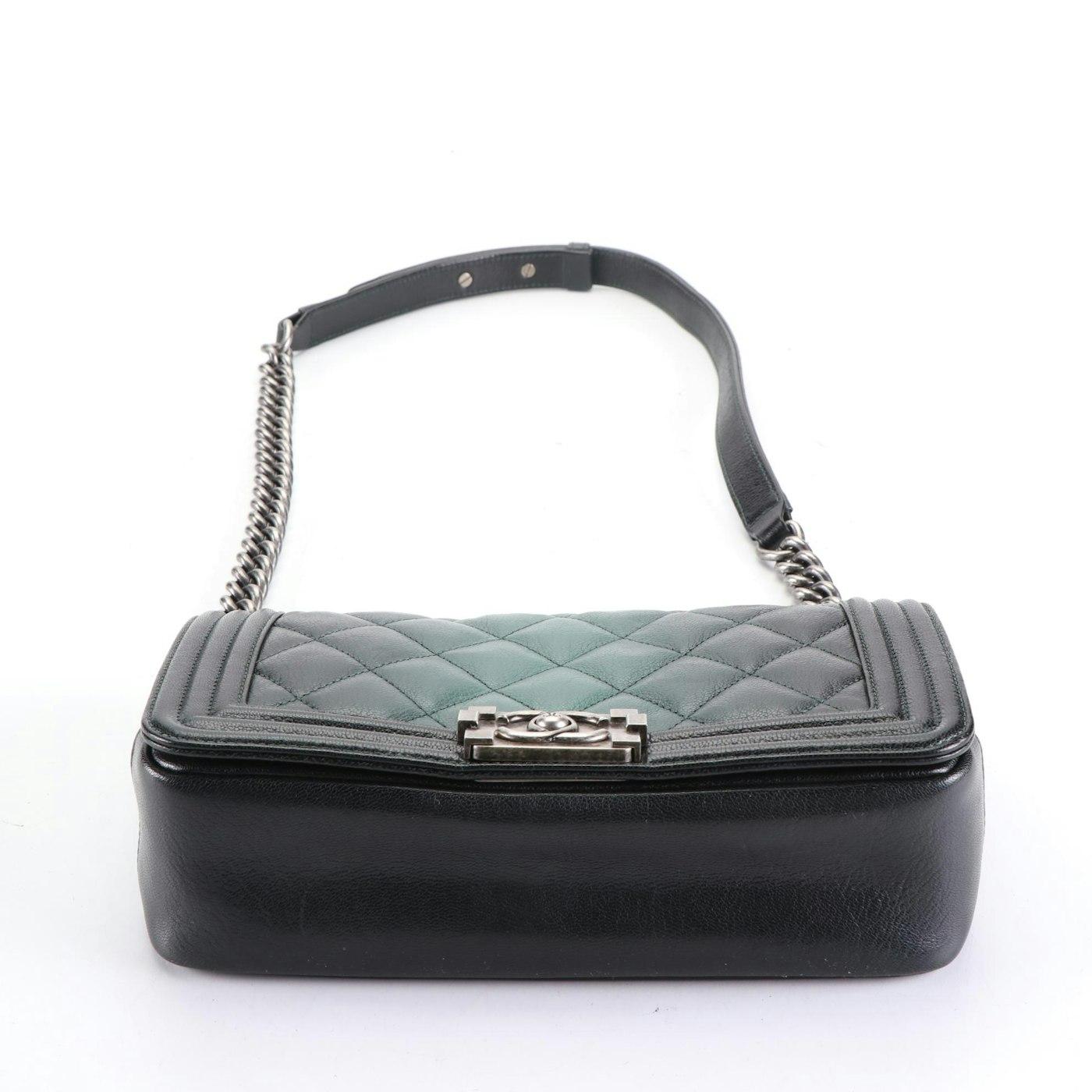 Stunning CHANEL Quilted Leather Medium Chain Boy Bag Purse For Sale 1