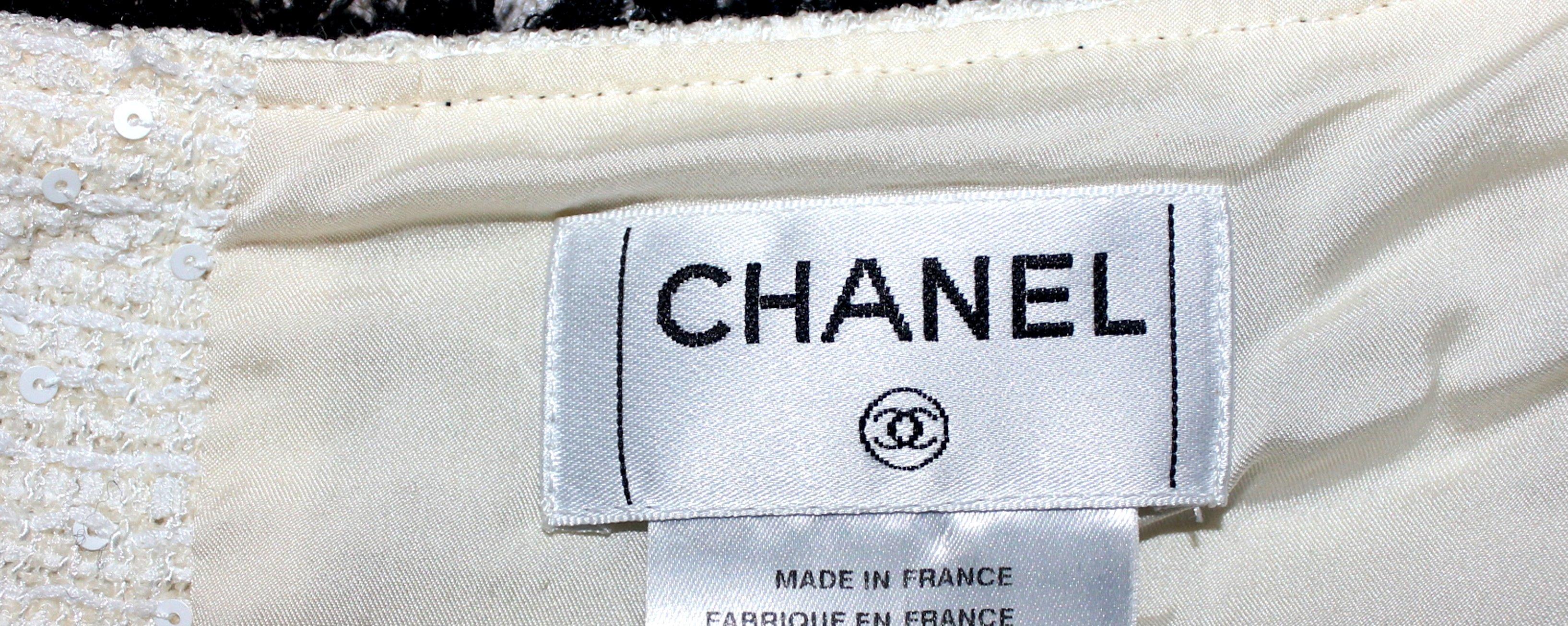 UNWORN Chanel Signature Monochrome Sequin Fantasy Tweed Jacket 38 For Sale 3