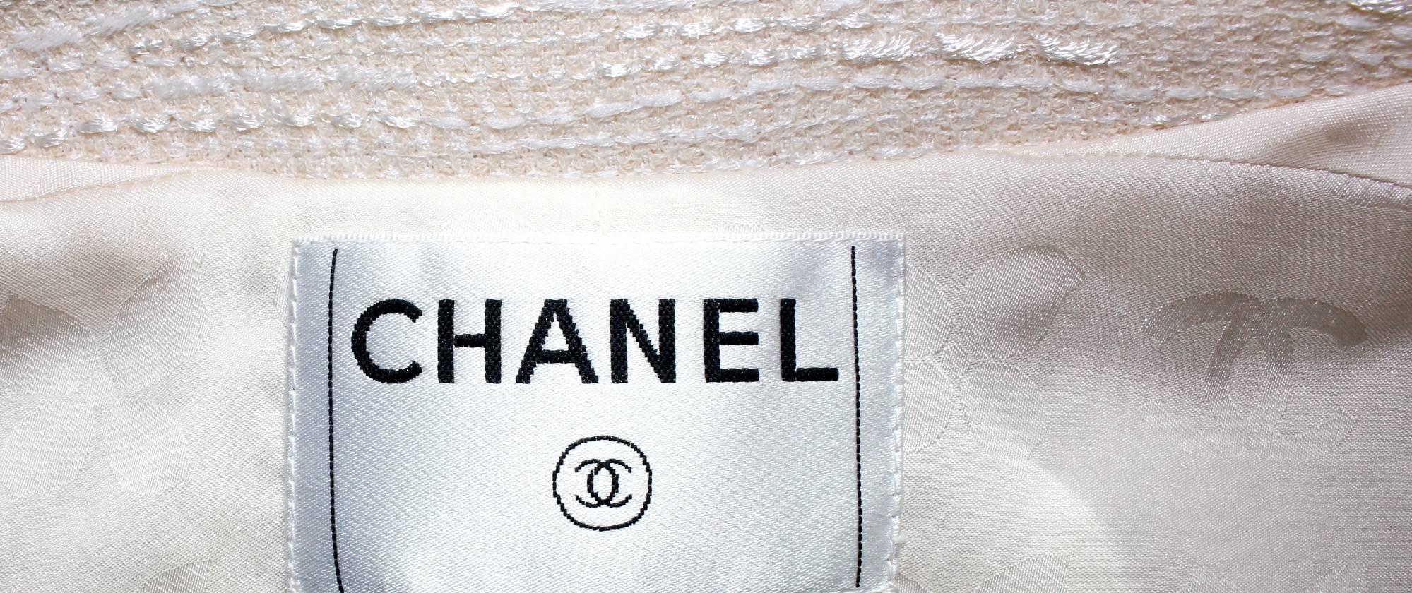 Stunning Chanel Signature Monochrome Tweed Boucle Jacket CC Logo Buttons 1