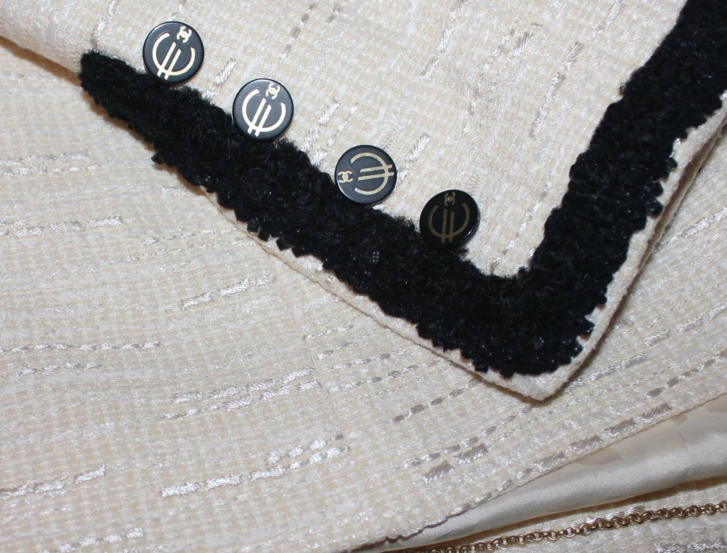 Stunning Chanel Signature Monochrome Tweed Boucle Jacket CC Logo Buttons 2