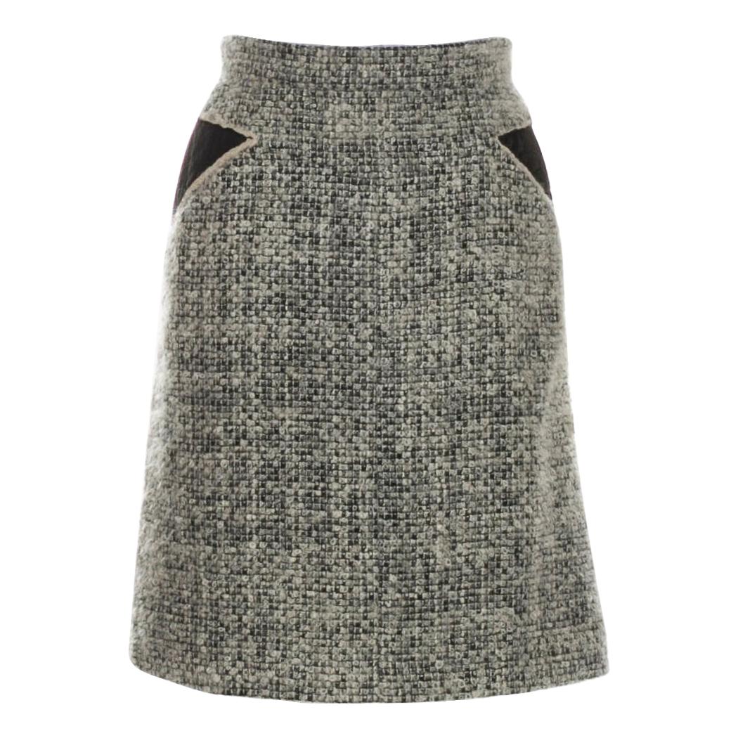 UNWORN Chanel Tweed Boucle Skirt with Lambskin Leather Trimming 42 For Sale