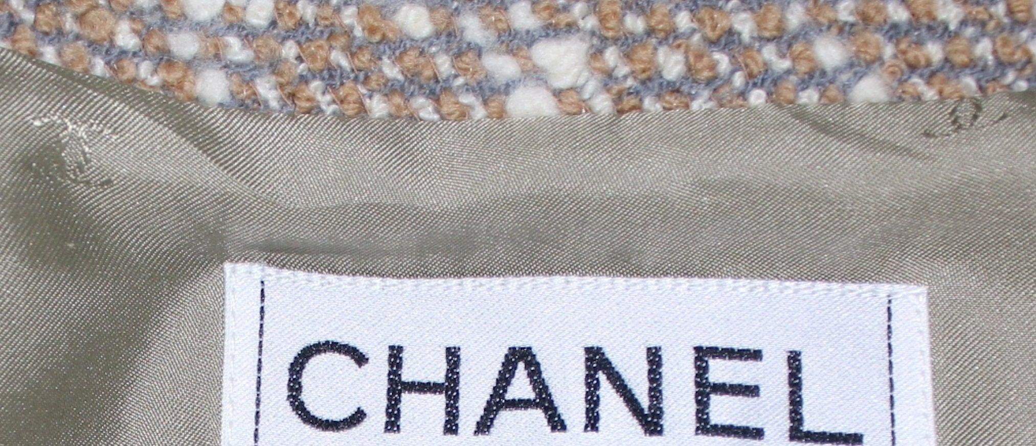 Stunning Chanel Tweed CC Logo Button Short Coat Jacket Blazer 5