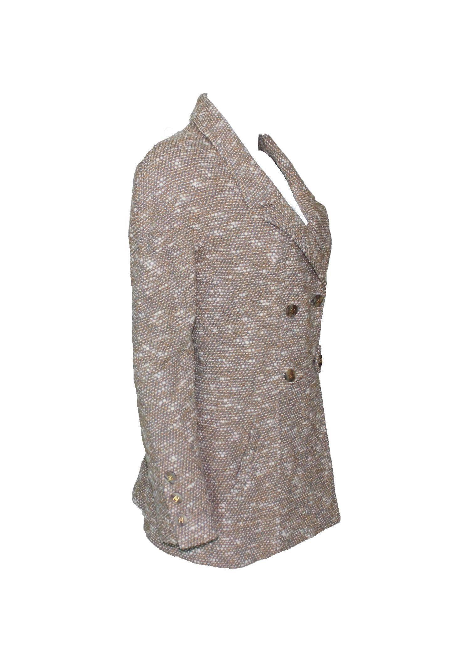 Beautiful CHANEL tweed coat
A true CHANEL signature item that will last you for many years
Stunning colors in light brown, cream and blue, perfect with jeans!
A truly versatile piece, can be worn as blazer, jacket or short coat
Two front