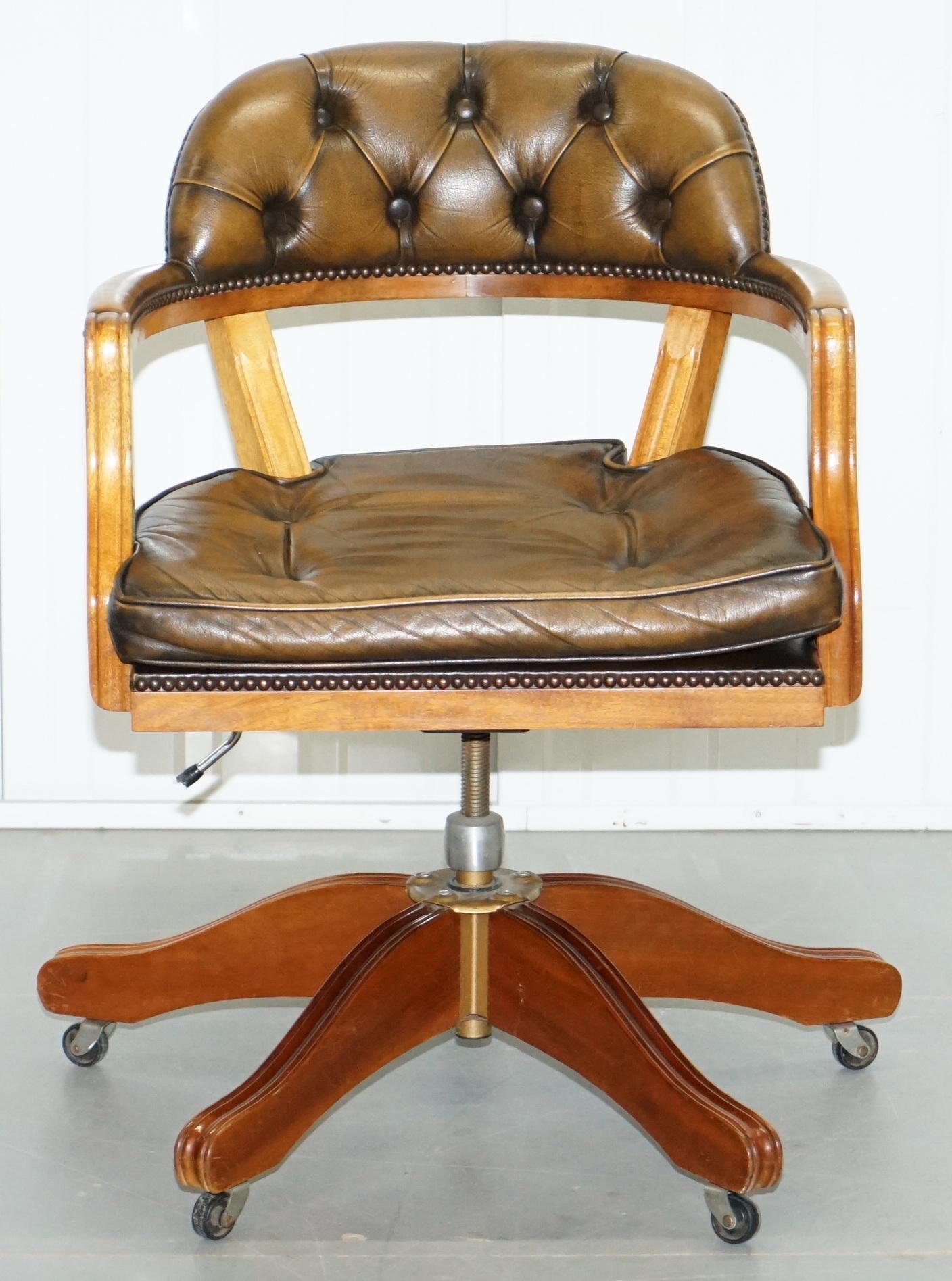 We are delighted to offer for sale this lovely aged brown leather Chesterfield Admirals court captain’s chair

These chairs are called court chairs because they little the British court system during the 1960s-1980s

This chair is in lightly