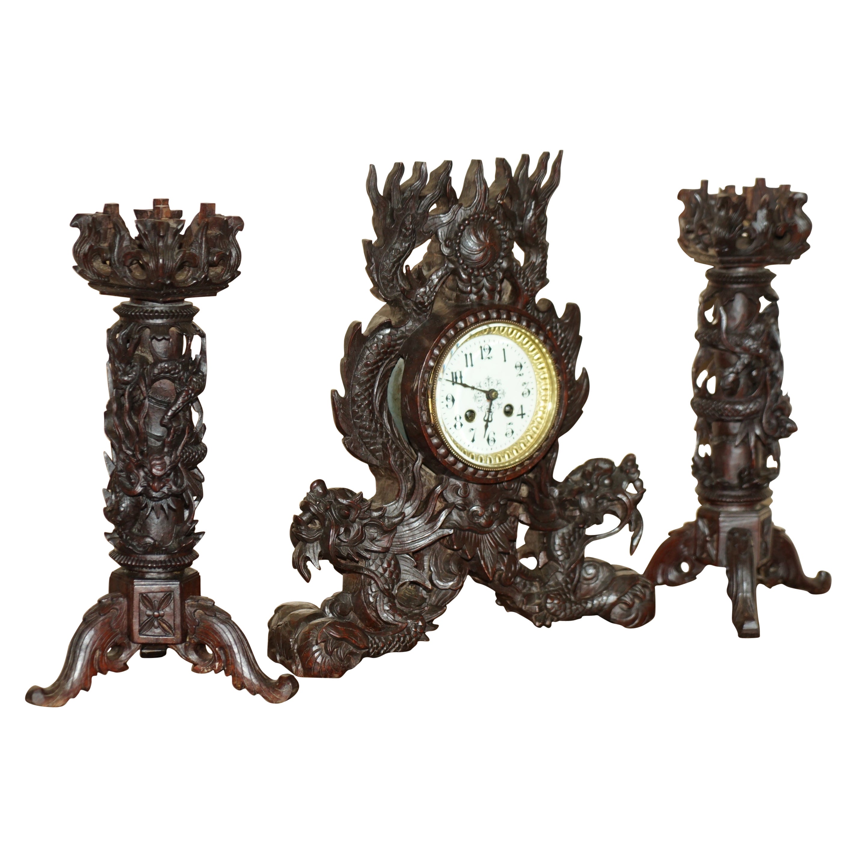 Superbe pendule et chandeliers en bois sculpté à la main en forme de dragon, exportés de Chine. en vente