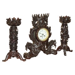 AUSSERGEWÖHNLICHER CHINESISCHER EXPORT HANDGESCHNEIDERTE HOLZ-DRAGON-MANTEL-UHR & KANDELSTECKER