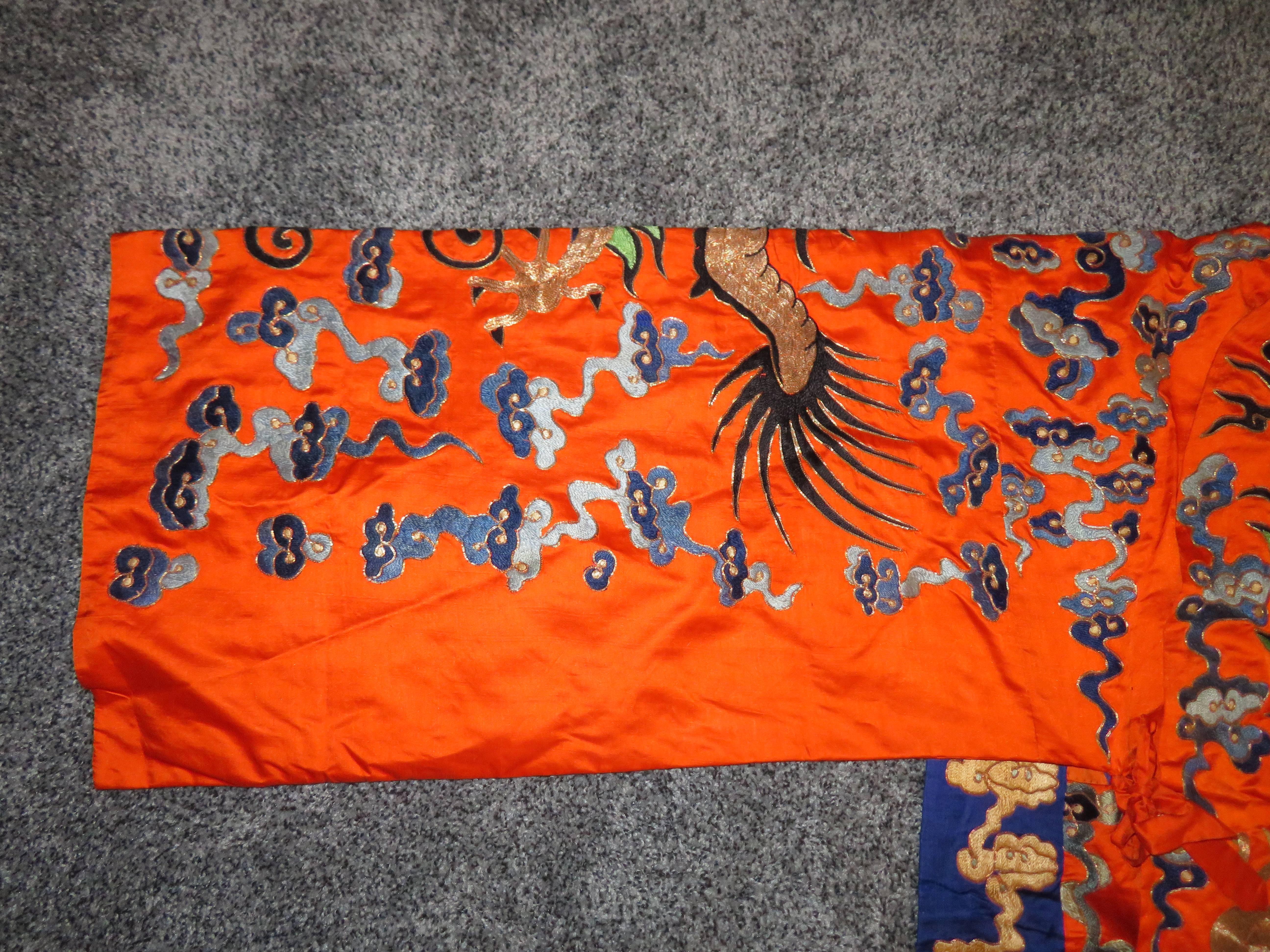 Atemberaubende chinesische Seide Goldfaden bestickt Drachen Kimono Robe Wandbehang (Chinoiserie)
